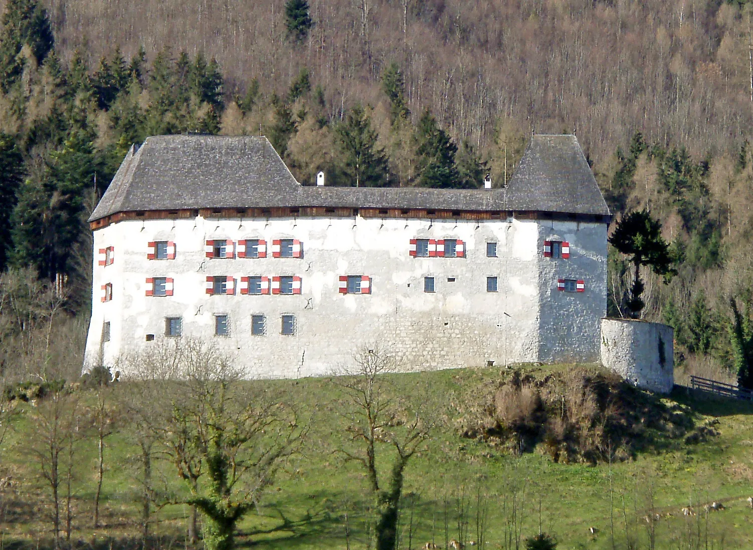 Photo showing: Castle Staufeneck in Piding, Berchtesgadener Land, Bavaria, Germany.