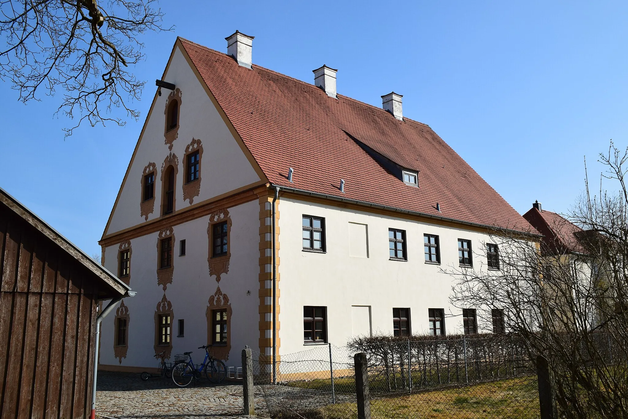 Photo showing: zweigeschossiger Bau mit hohem Satteldach und südlicher Hauskapelle mit halbrundem Chor und Zwiebelhaube