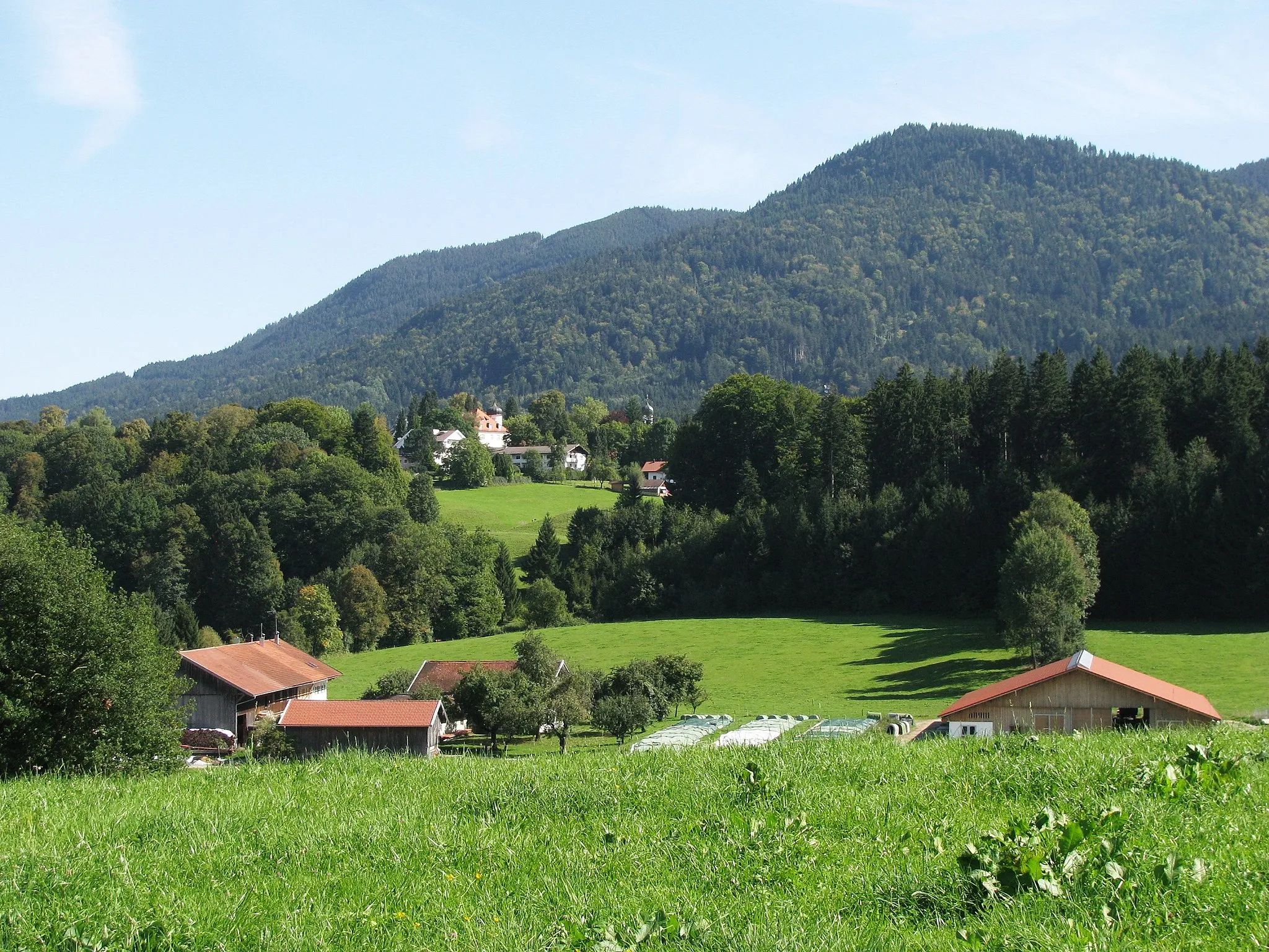 Photo showing: Blick von Bad Heilbrunn (Nähe Schönau) zum Stallauer Eck (rechts, 1215 m) und Blomberg (links, 1248 m).
