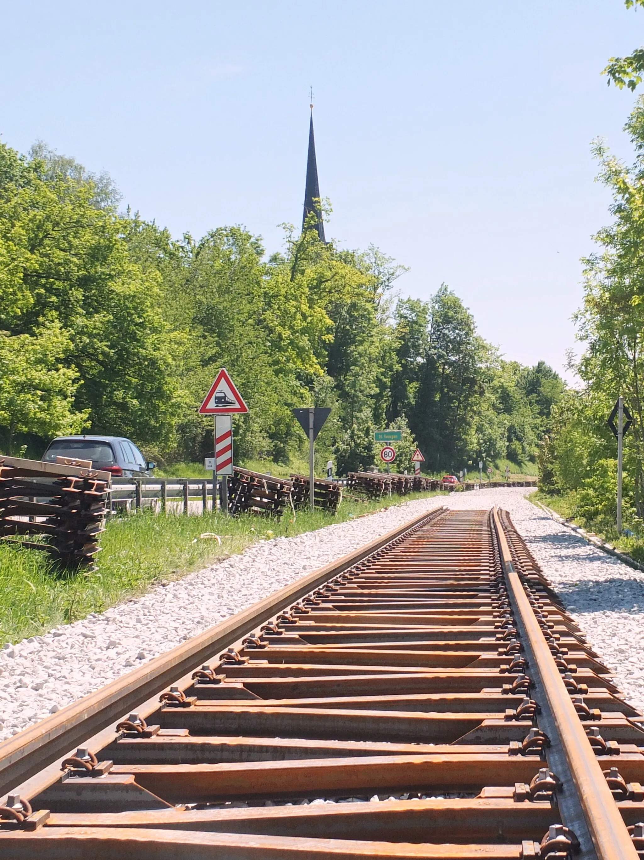 Photo showing: Bahnstrecke Traunstein–Garching, Erneuerung der Gleise im Bereich Sankt Georgen (Traunreut) im Juni/Juli 2021, Blick nach Süden – Stein a.d. Traun