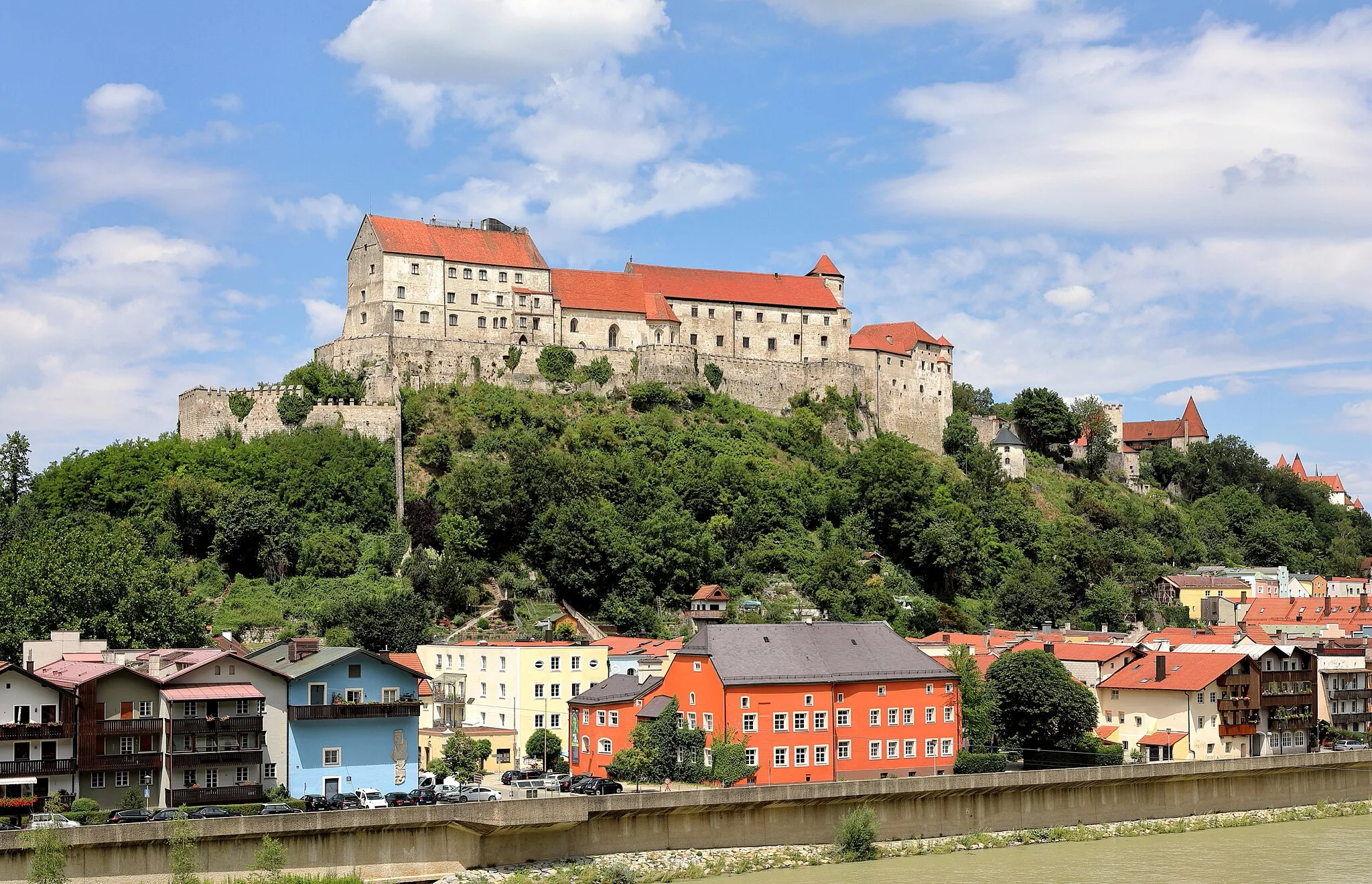 Photo showing: Südansicht der Hauptburg in der deutschen Herzogstadt Burghausen im oberbayerischen Landkreis Altötting.