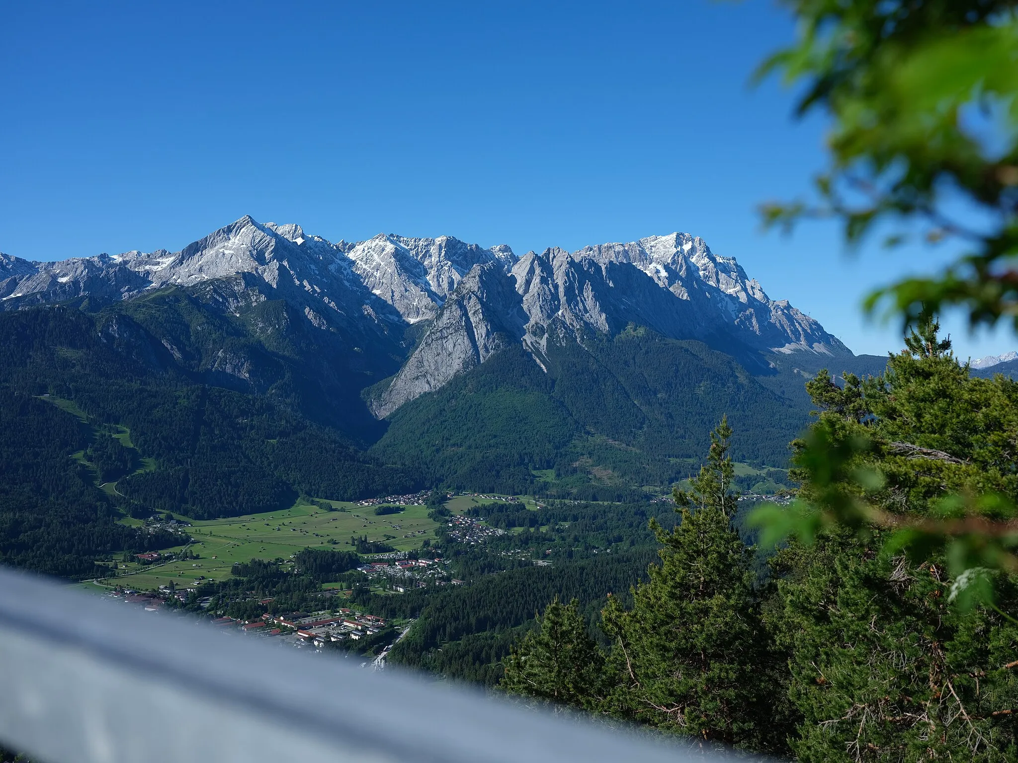 Photo showing: Aufstieg Kramer, Blick von der Felsenkanzel (1238 m) Richtung Zugspitze, die Berge um das Höllental mit der Alpspitze und auf die südliche Bergkette im Wettersteingebirge östlich des Hochwanners.