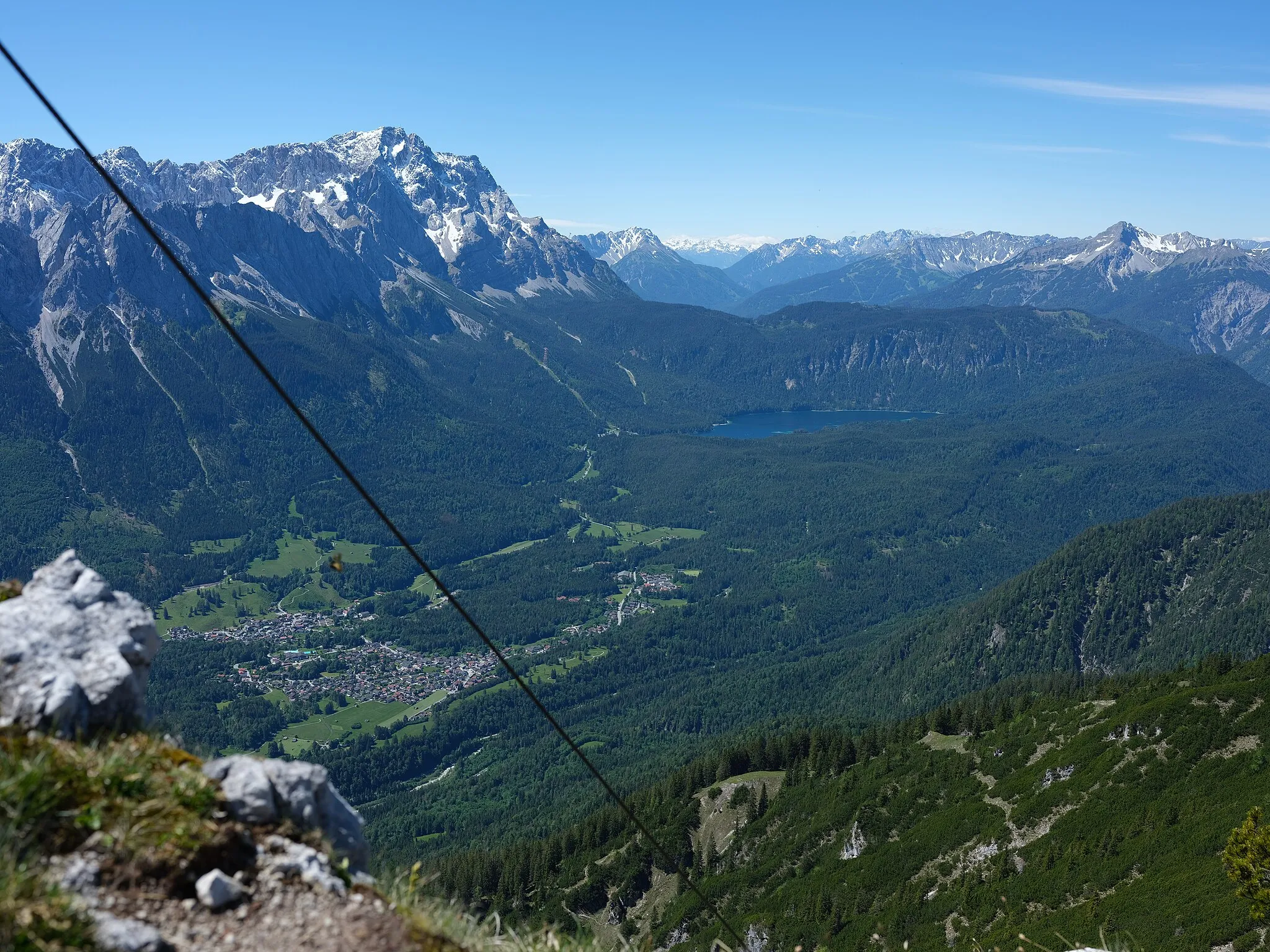 Photo showing: Blick vom Kramerspitz in Richtung Zugspitze mit der Waxensteinkette (Schönangerspitze), mit Grainau und Eibsee im Loisachtal.