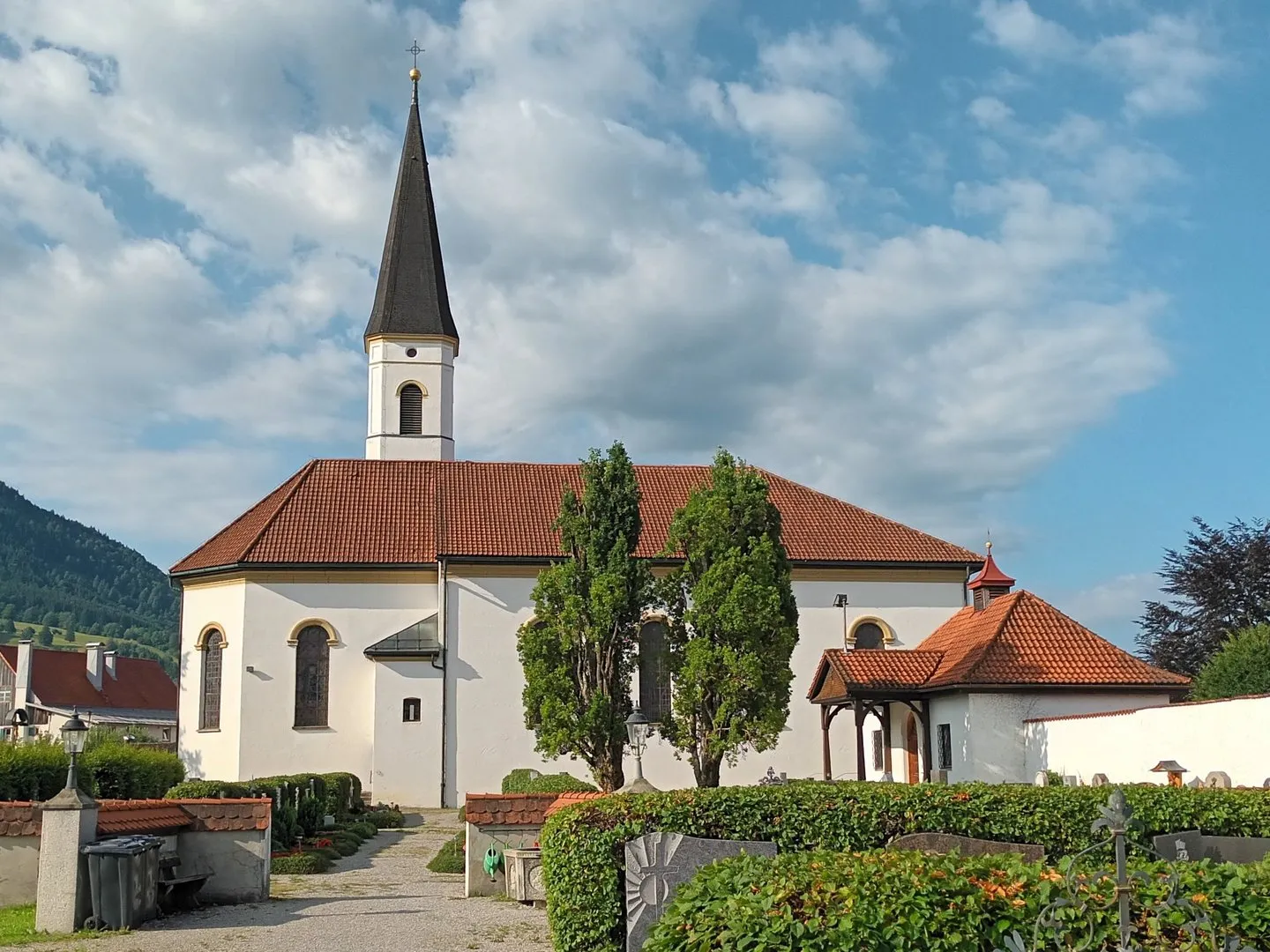 Photo showing: Pfarrkirche St. Andreas in Trauchgau, Ansicht von Norden