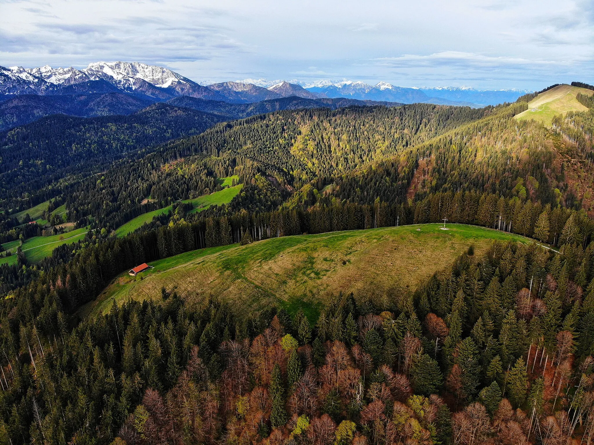 Photo showing: Drohnenfoto vom Heiglkopf, im Hintergrund Zwieselberg und Beneditkenwand.