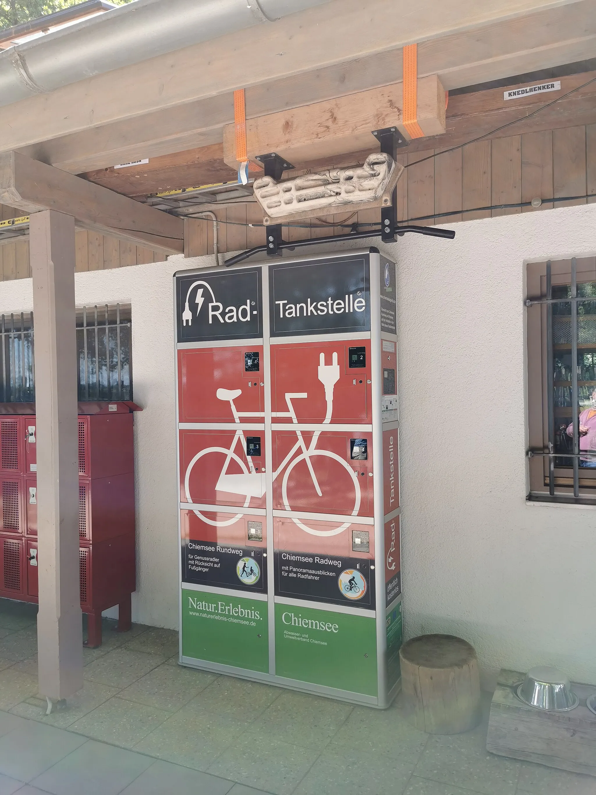 Photo showing: Ladestation für Fahrräder mit Elektromotor (eBikes), bezeichnet als “Rad-Tankstelle”