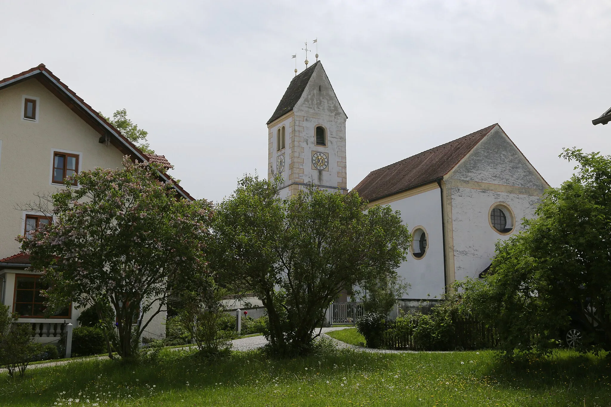 Photo showing: Marnbach ist ein Dorf im Landkreis Weilheim-Schongau und wurde als Ortsteil der Kreisstadt Weilheim eingemeindet. Das Bild zeigt die Kirche St. Michael im Zentrum des Dorfes.