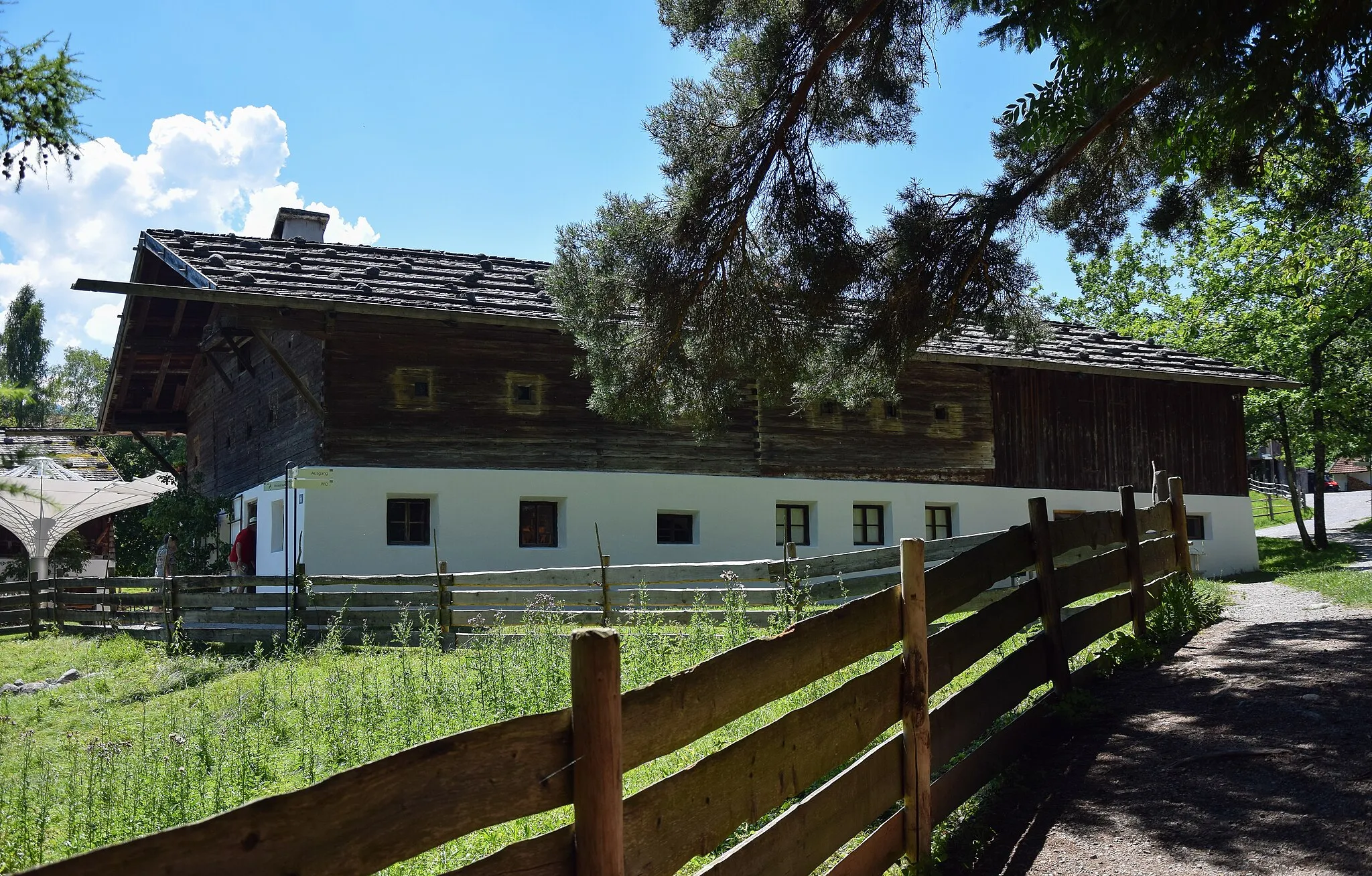 Photo showing: Nordostansicht des „Schiebl“-Hofs im Freilichtmuseum Glentleiten.