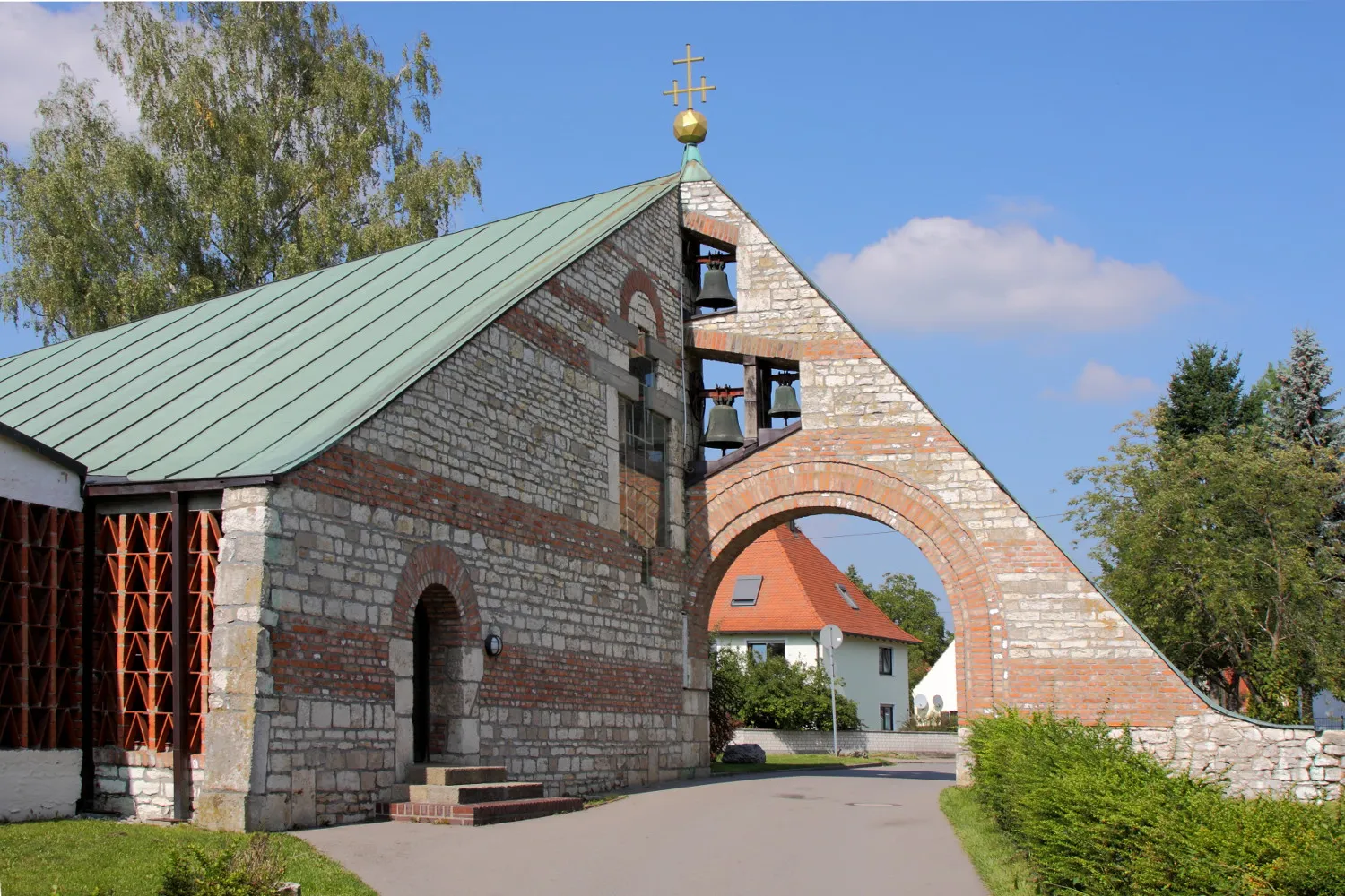 Photo showing: moderner Kirchenbau, 1957/58 nach Plan des Regierungsbaumeisters Olaf-Andreas Gulbransson/München, am Eingang des ehem. Fort VIII der 1880 errichteten Festung Ingolstadt und aus Materialien dieses Forts (Kalkstein und Backstein) errichtet, im Grundriß und Aufriß aus Dreiecksformen und in Adaption an Festungsarchitektur schlicht gestalteter Bau;