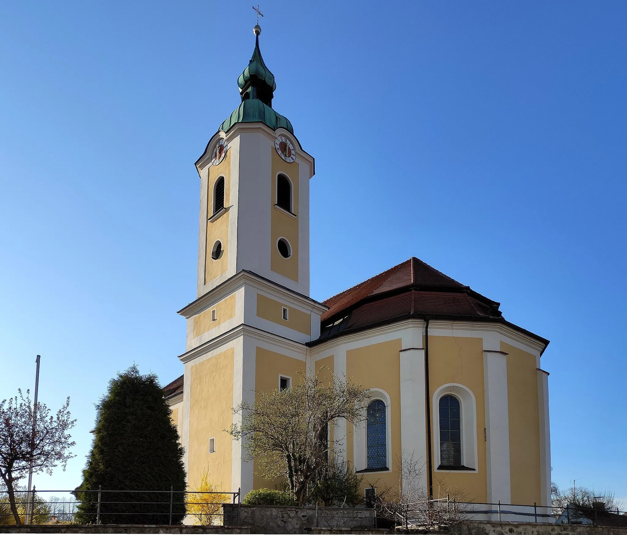 Photo showing: Saalbau über Wandpfeilern, nach dem Brand 1783 von Johann Baumgartner 1783/85 unter Einbezug des gotischen Chors und des Turmes von 1713 neu errichtet; mit Ausstattung.