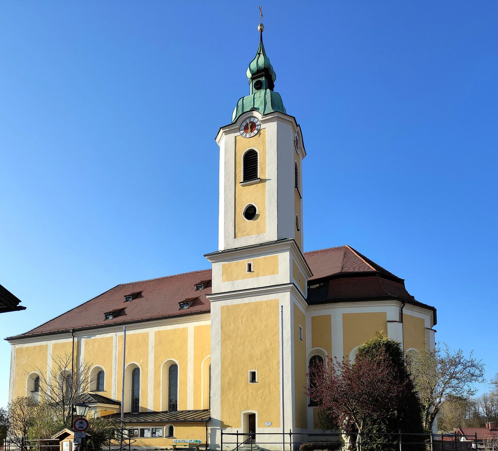 Photo showing: Saalbau über Wandpfeilern, nach dem Brand 1783 von Johann Baumgartner 1783/85 unter Einbezug des gotischen Chors und des Turmes von 1713 neu errichtet; mit Ausstattung.