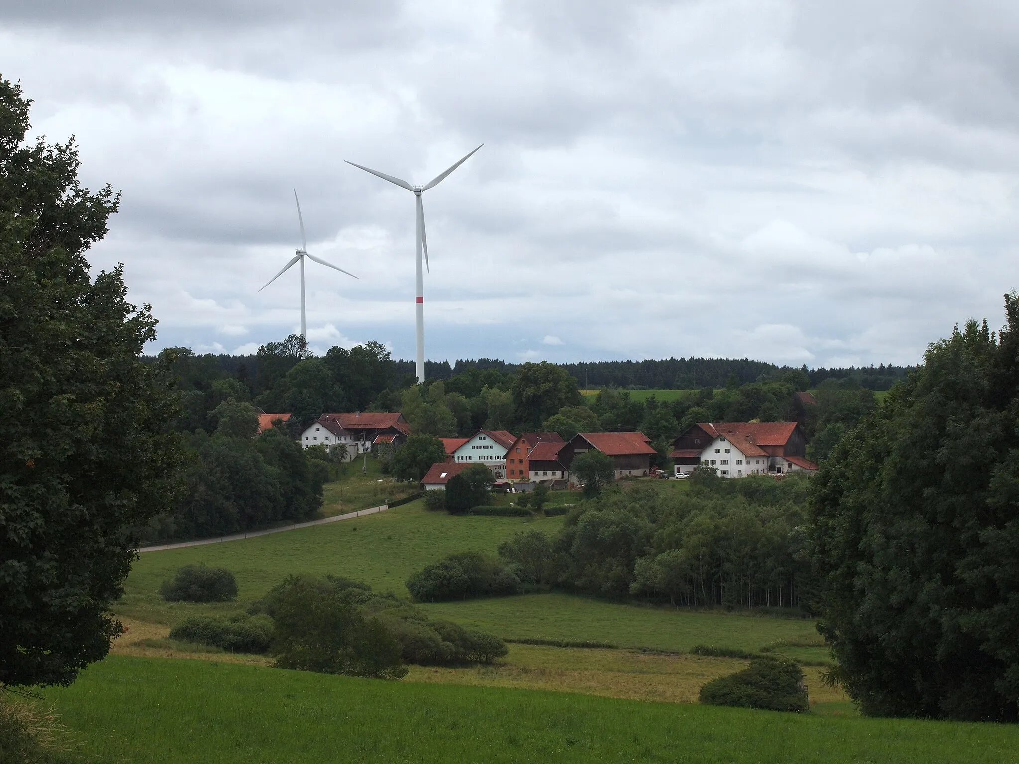 Photo showing: Menhofen, Gemeinde Denklingen mit Windrädern