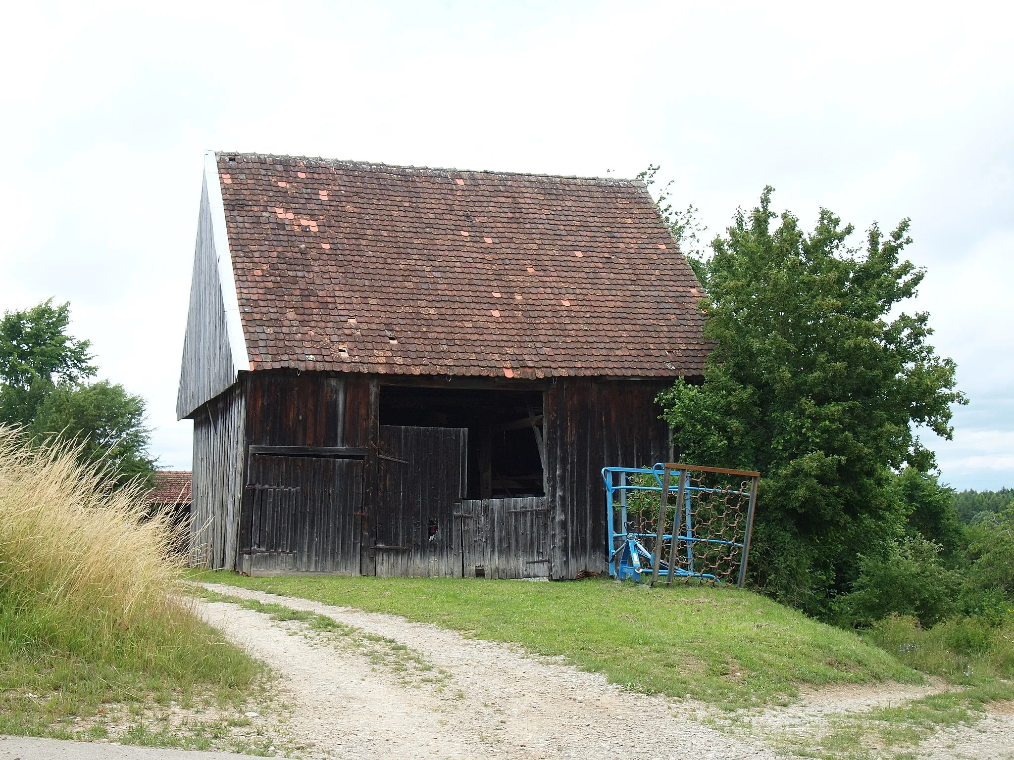 Photo showing: Menhofen, Gemeinde Denklingen, Stadel mit Wiesenegge