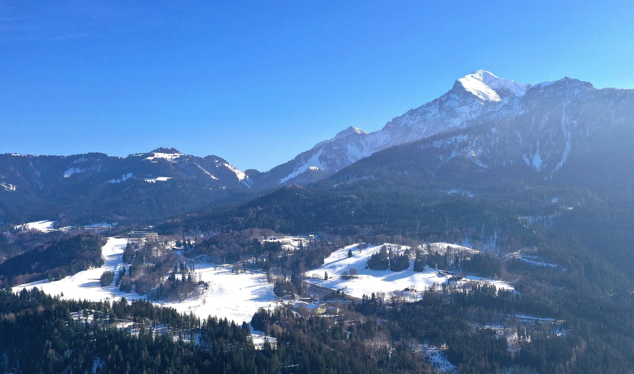 Photo showing: Drohnenaufnahme von Obersalzberg (Bildmitte bis Bildrand unten: u. a. links: Kempinski Hotel; rechts davon in der Mitte Dokumentation Obersalzberg), oben rechts Hoher Göll und daneben bis Bildrand Kehlstein mit Kehlsteinhaus