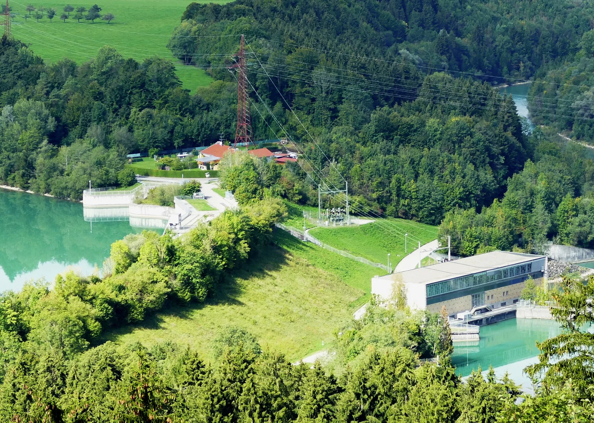 Photo showing: Staudamm Lechstaustufe 6, von Südosten her (von der Abbruchkante zum Lechtal auf Peitinger Seite nördlich Weinland) aus gesehen