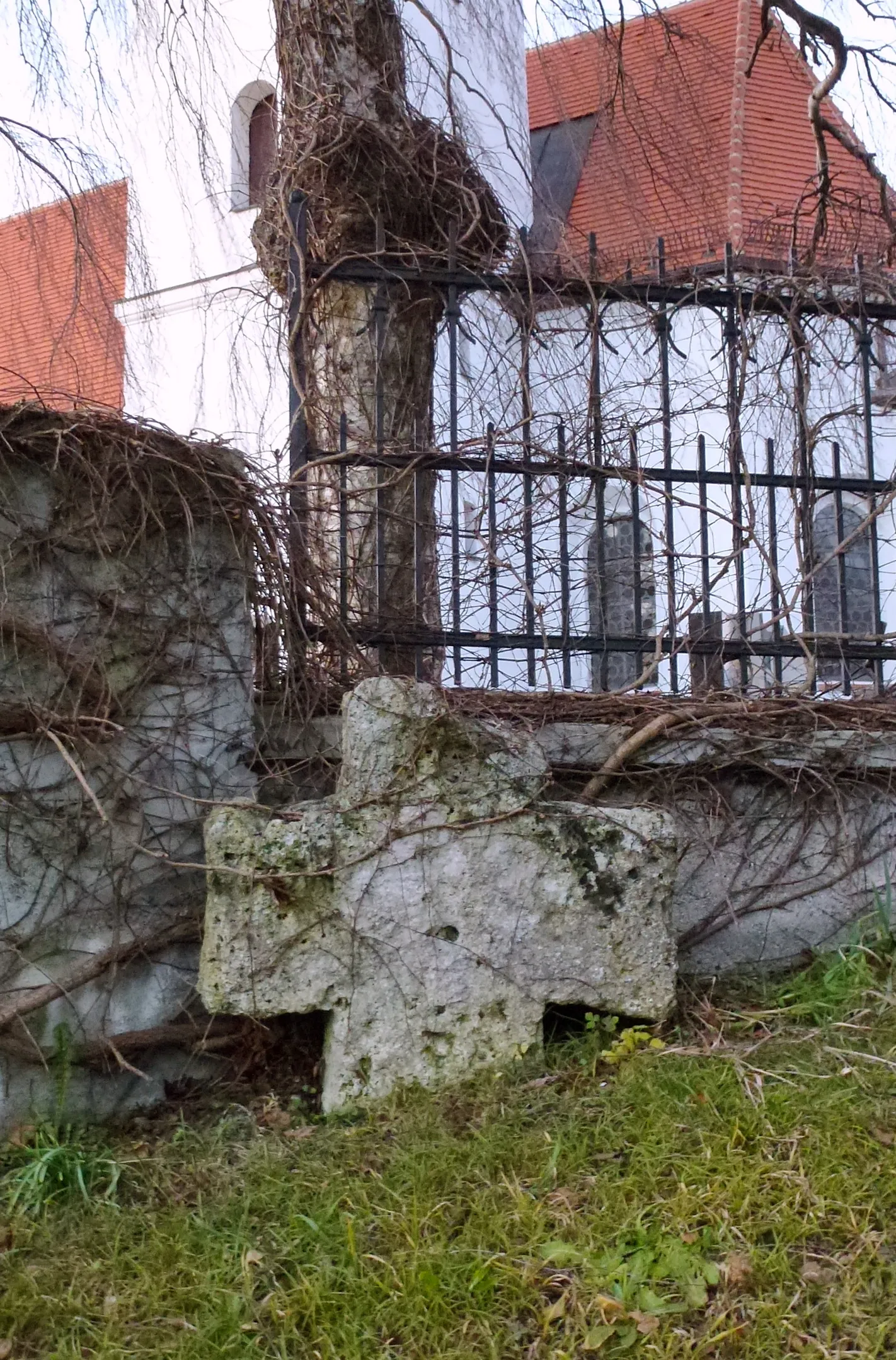 Photo showing: Steinkreuz in Dießen (Ortsteil Dettenhofen), an der süd-östlichen. Friedhofsmauer, Tuffstein, ca. 70 cm breit, 20 cm tief.