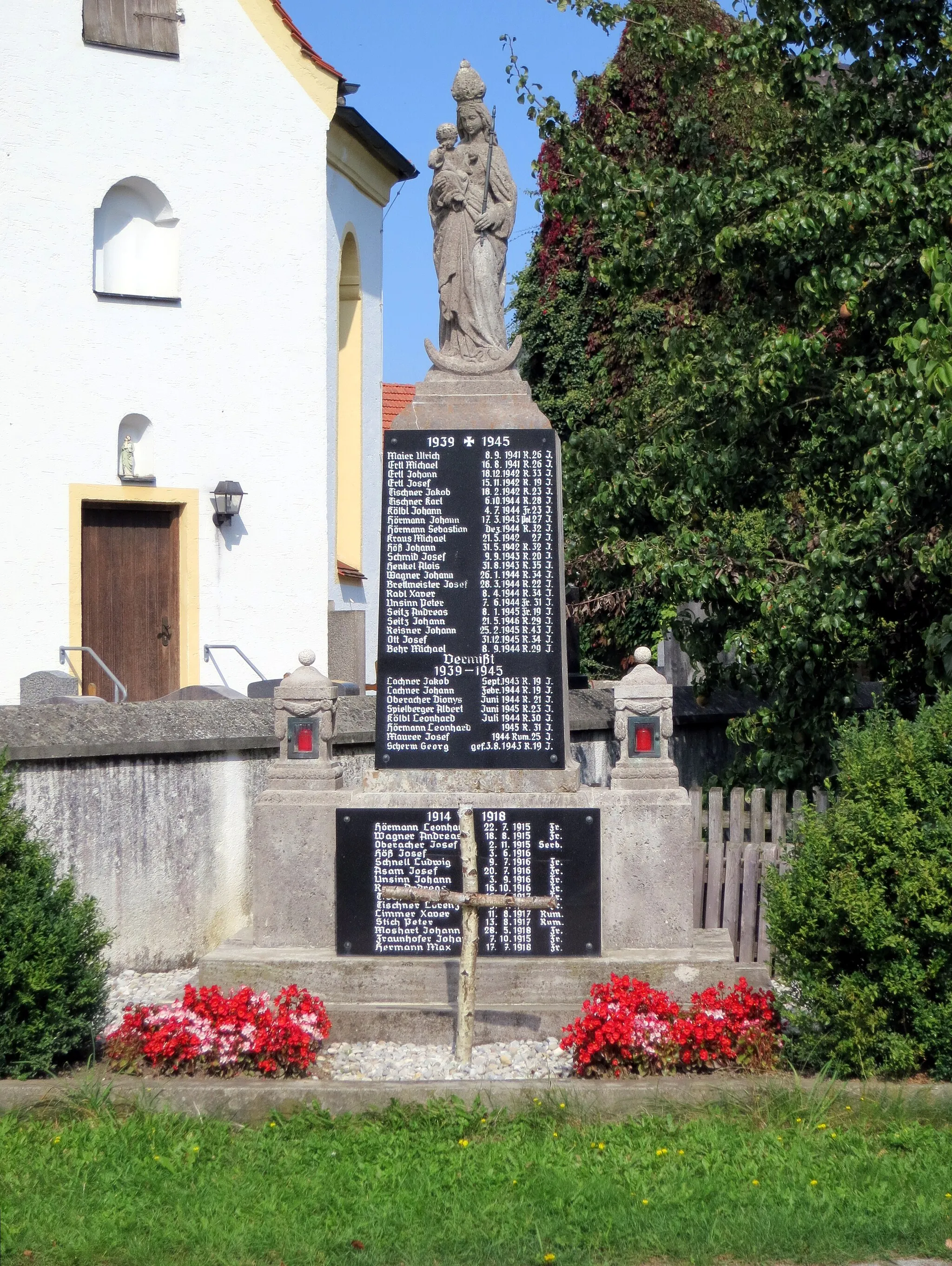 Photo showing: Das Kriegerdenkmal in Pipinsried, Gemeinde Altomünster, Totlae, Ansicht aus SüdWest