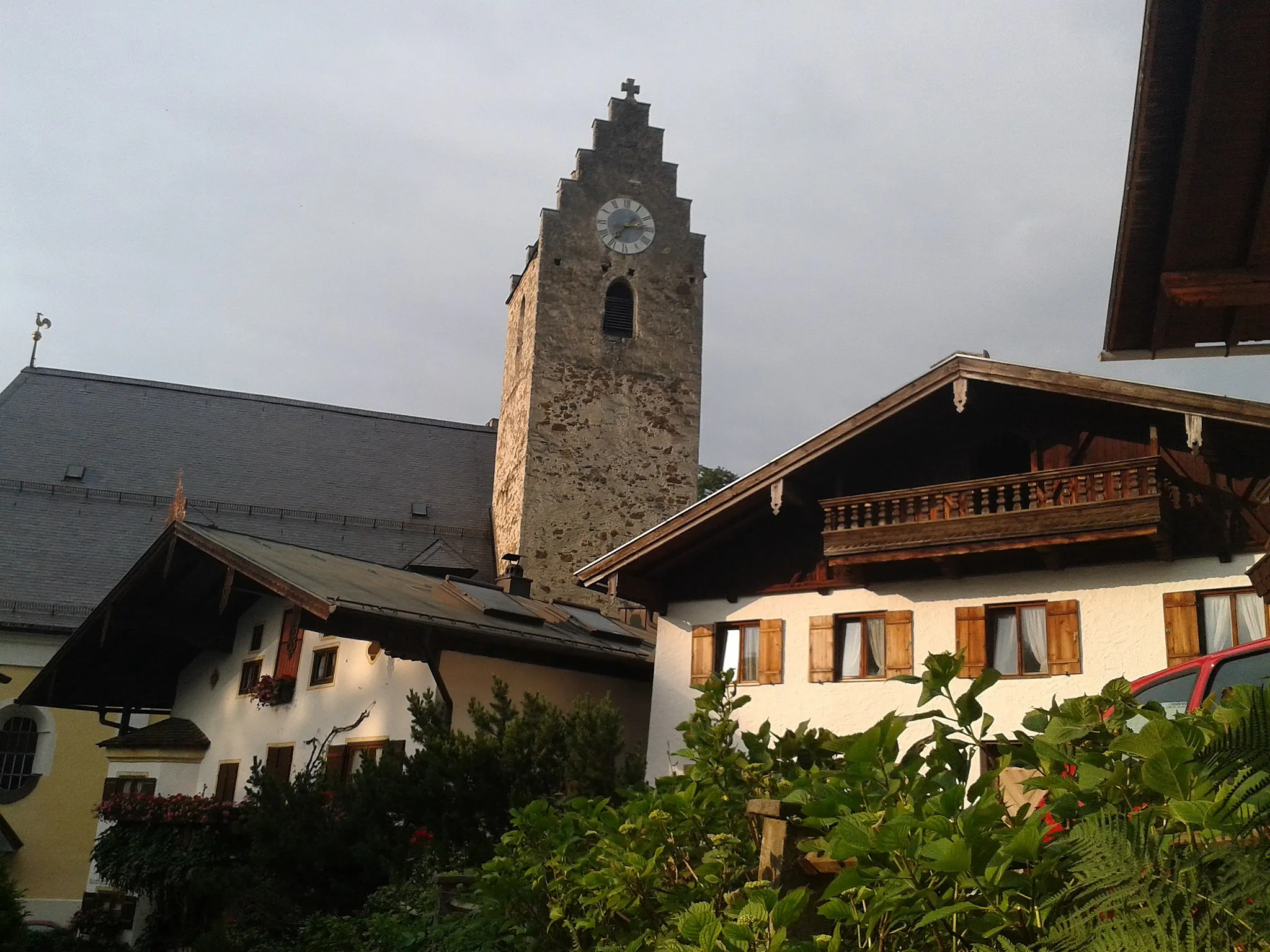 Photo showing: Zu sehen ist der Neubeurer Marktplatz im Landkreis Rosenheim. Im Zentrum des Bildes befindet sich die Kirche Mariä Empfängnis. Davor befinden sich historische Häuser.