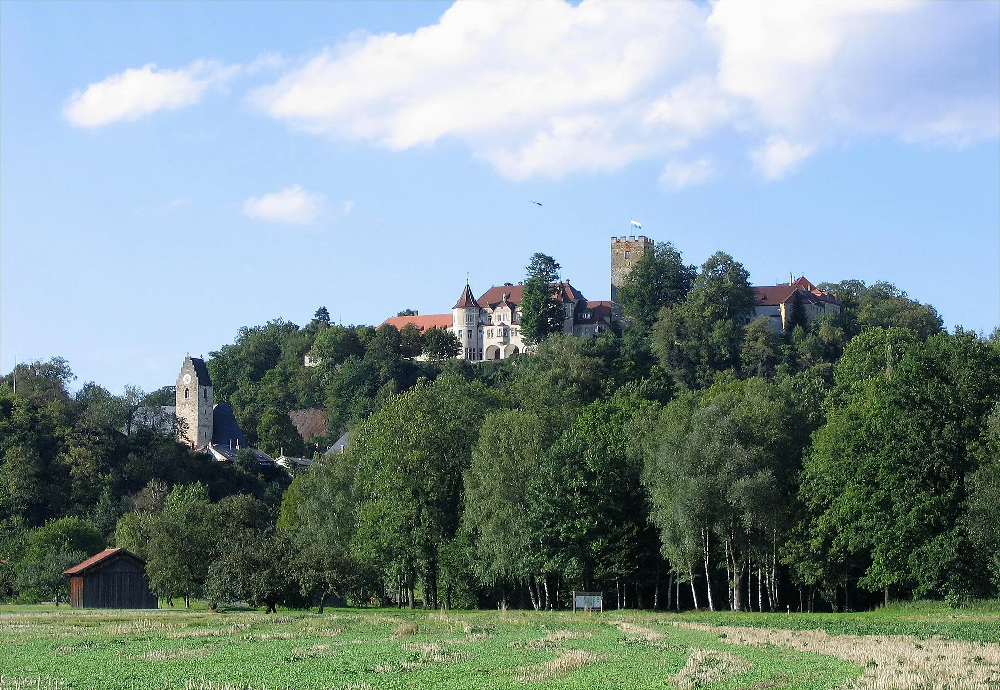 Photo showing: Neubeuern mit Schloss und Pfarrkirche, von Süden gesehen