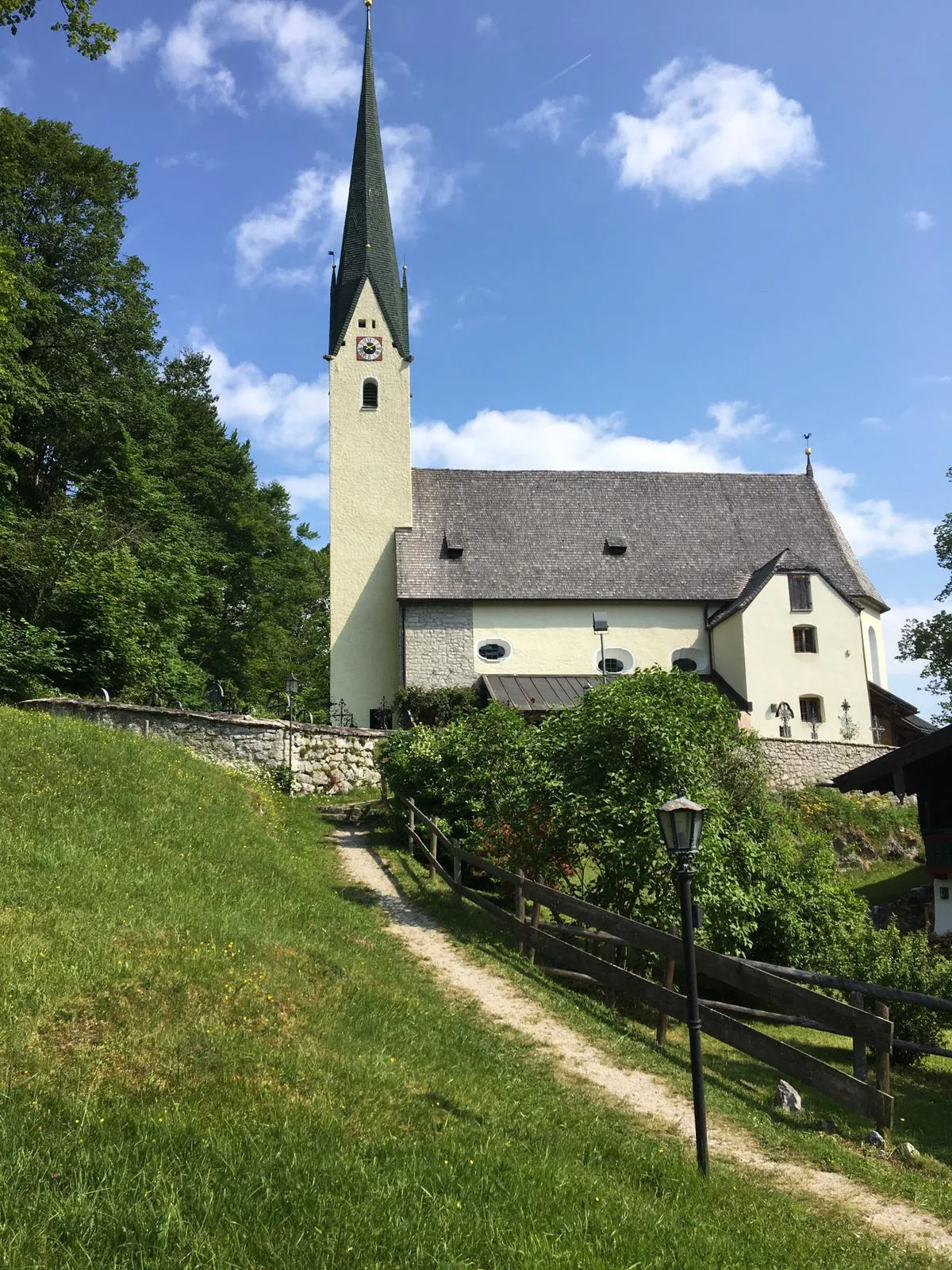 Photo showing: Die Wallfahrtskirche befindet sich über dem Schlechinger Ortsteil Raiten.