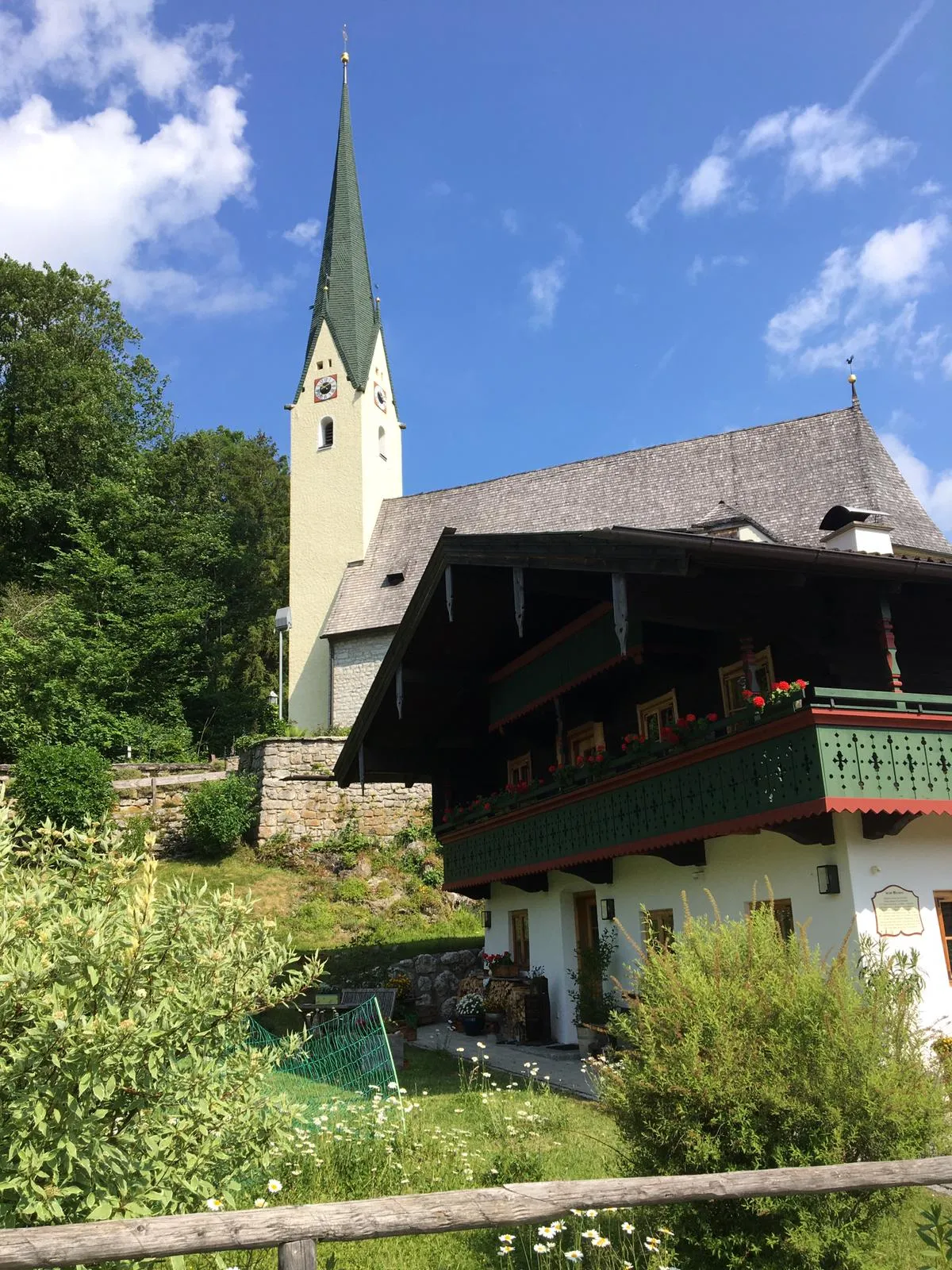 Photo showing: Die Wallfahrtskirche erhebt sich über den Schlechinger Ortsteil Raiten.