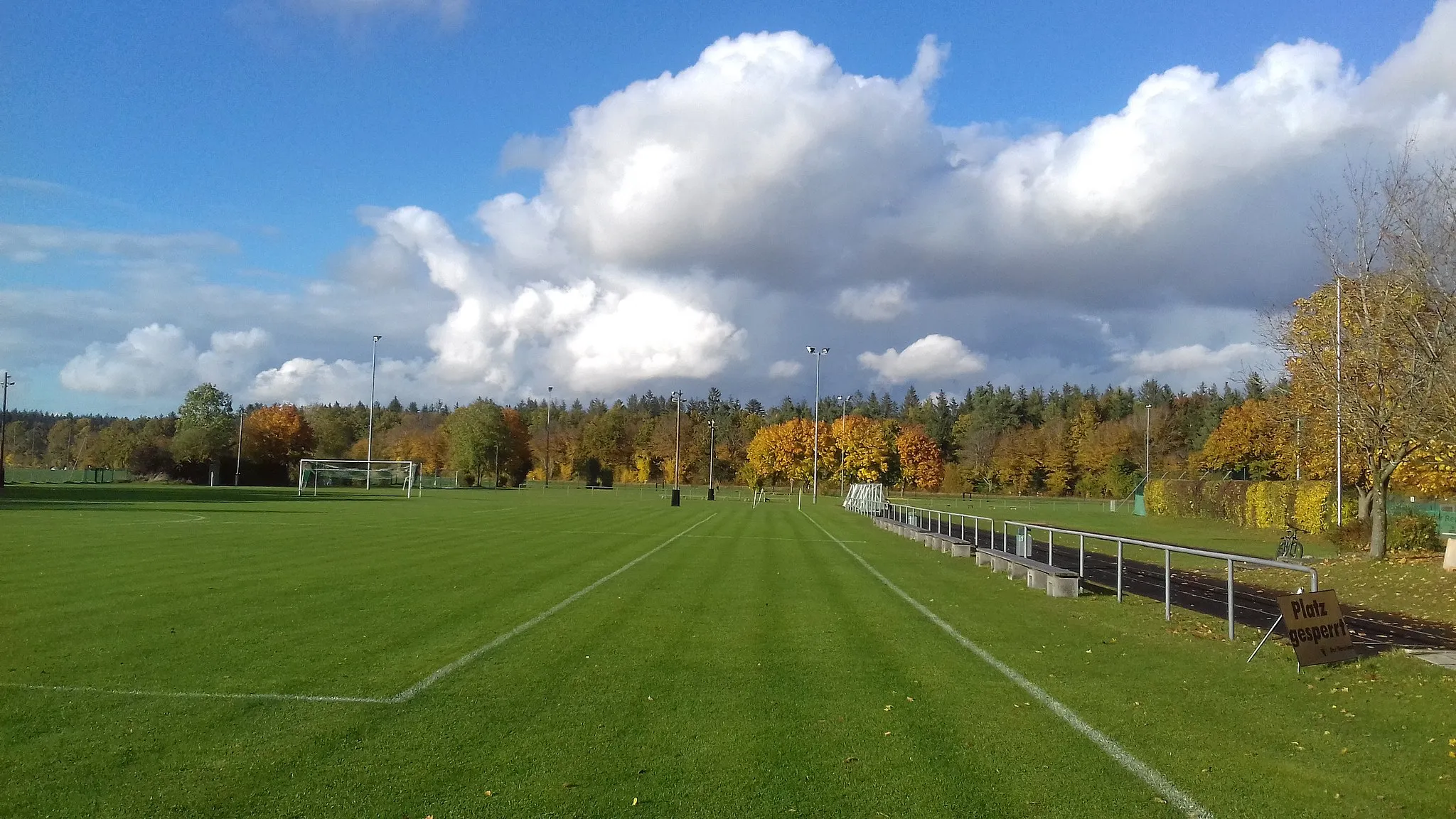 Photo showing: Sportplatz des TSV Pentenried, Fußballfeld