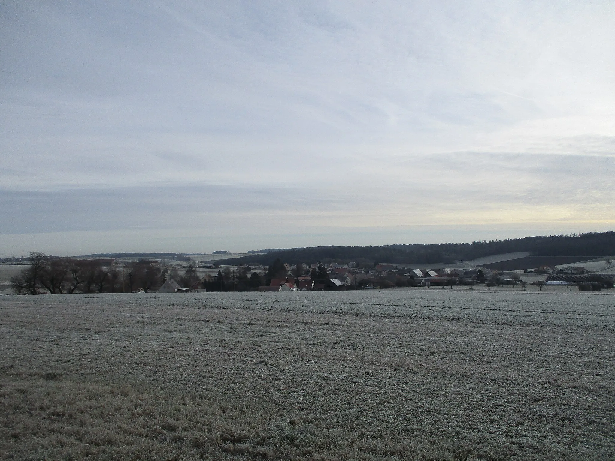 Photo showing: The village of Warching, Bavaria, near Monheim, seen from the north on a frosty morning.