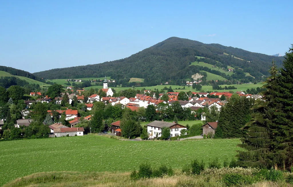 Photo showing: Blick auf die Gemeinde Hausham im Juli 2003