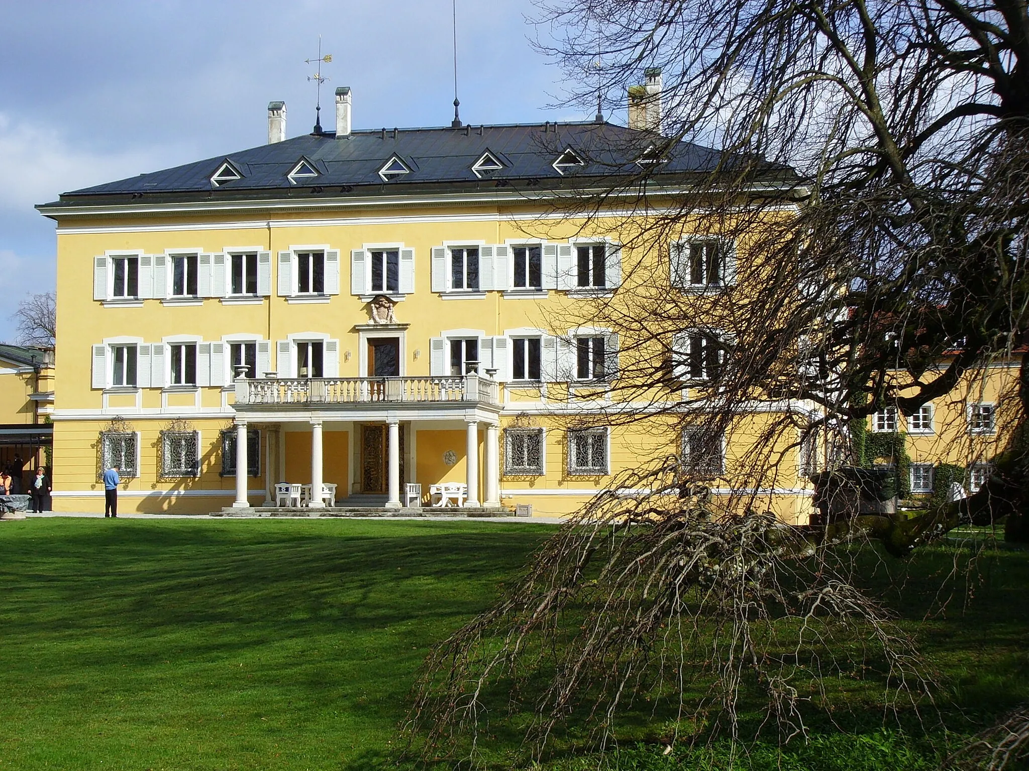 Photo showing: Schloss Tutzing, Sitz der Evangelischen Akademie. Blick vom Starnberger See zum Haupthaus