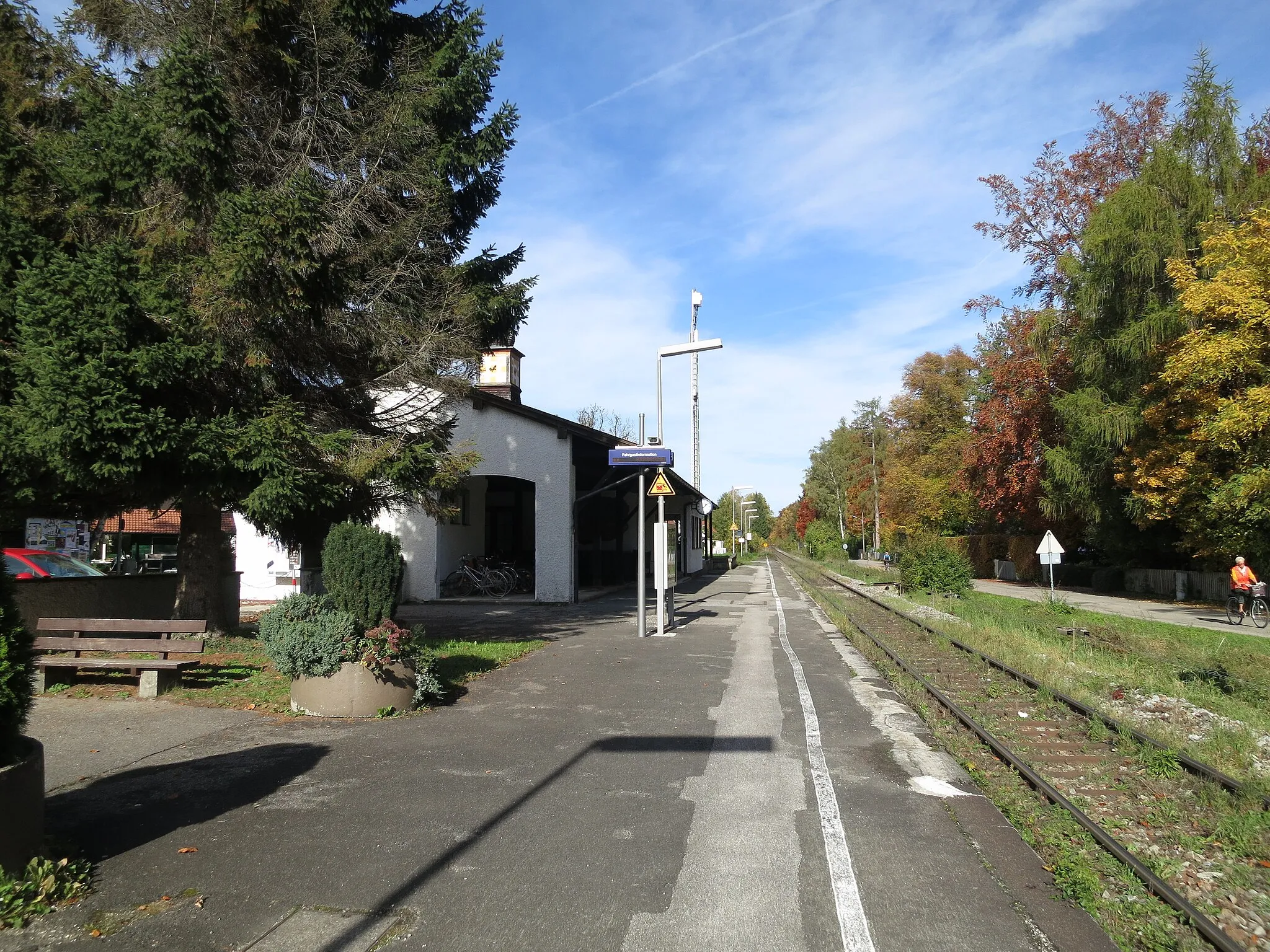 Photo showing: Hausbahnsteig und Gleisseite des Empfangsgebäudes am Bahnhof Riederau an der Ammerseebahn