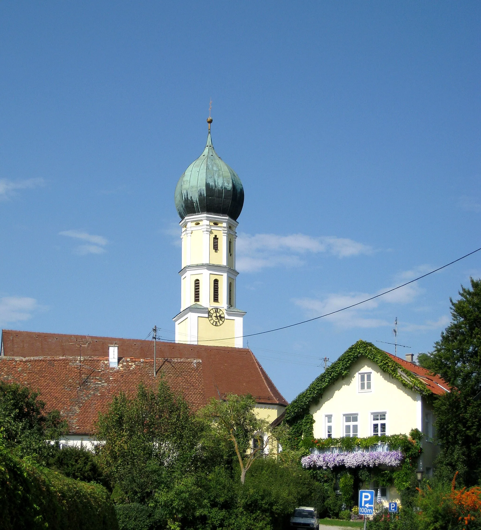 Photo showing: Die Sankt Anna Kirche in Schondorf, Ortsteil Oberschondorf, mit der alten Schule links im Vordergrund