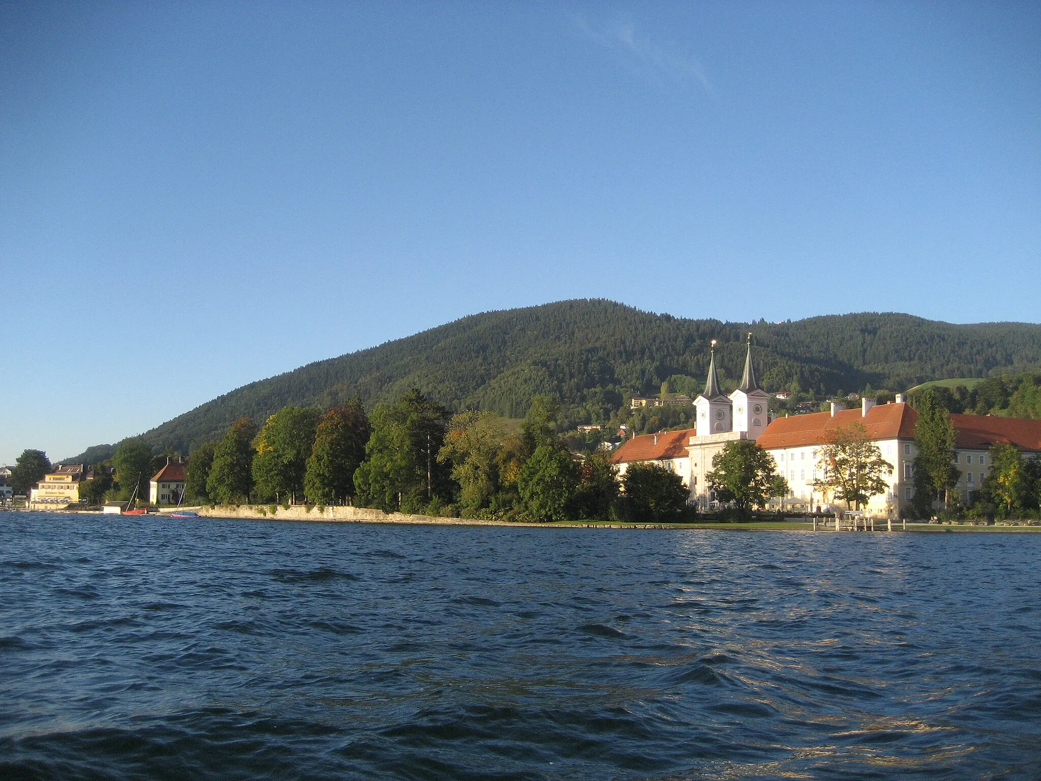 Photo showing: The former Benedictine Abbey viewed from the lake.