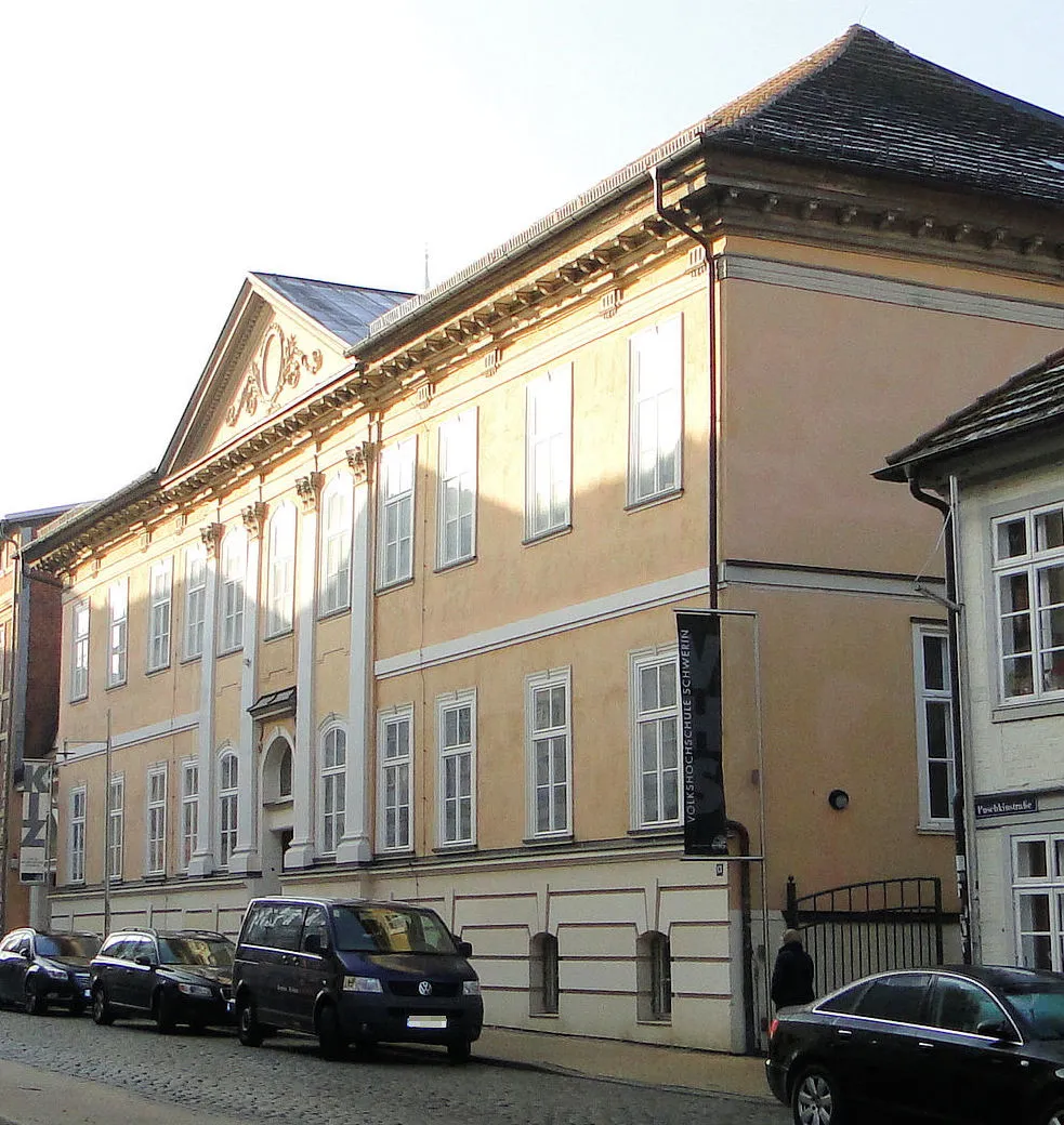 Photo showing: The listed building Brandensteinsches Palais (Palace of Brandenstein) in Puschkinstrasse 13 in Schwerin, Mecklenburg-Vorpommern, Germany