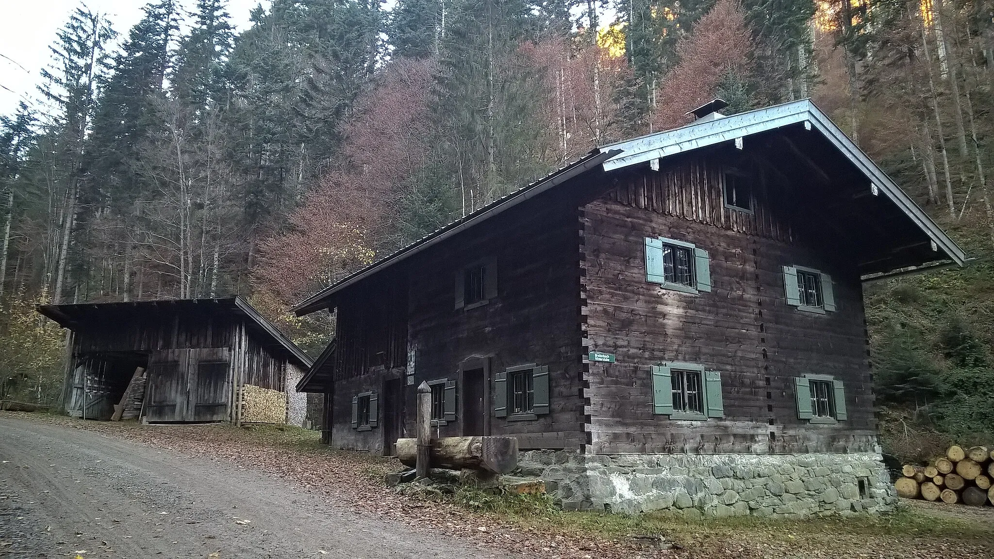 Photo showing: Forstdiensthütte am Breitenbach in Bad Wiessee, zweigeschossiger Flachsatteldachbau in Blockbauweise mit Außentreppe, 1912