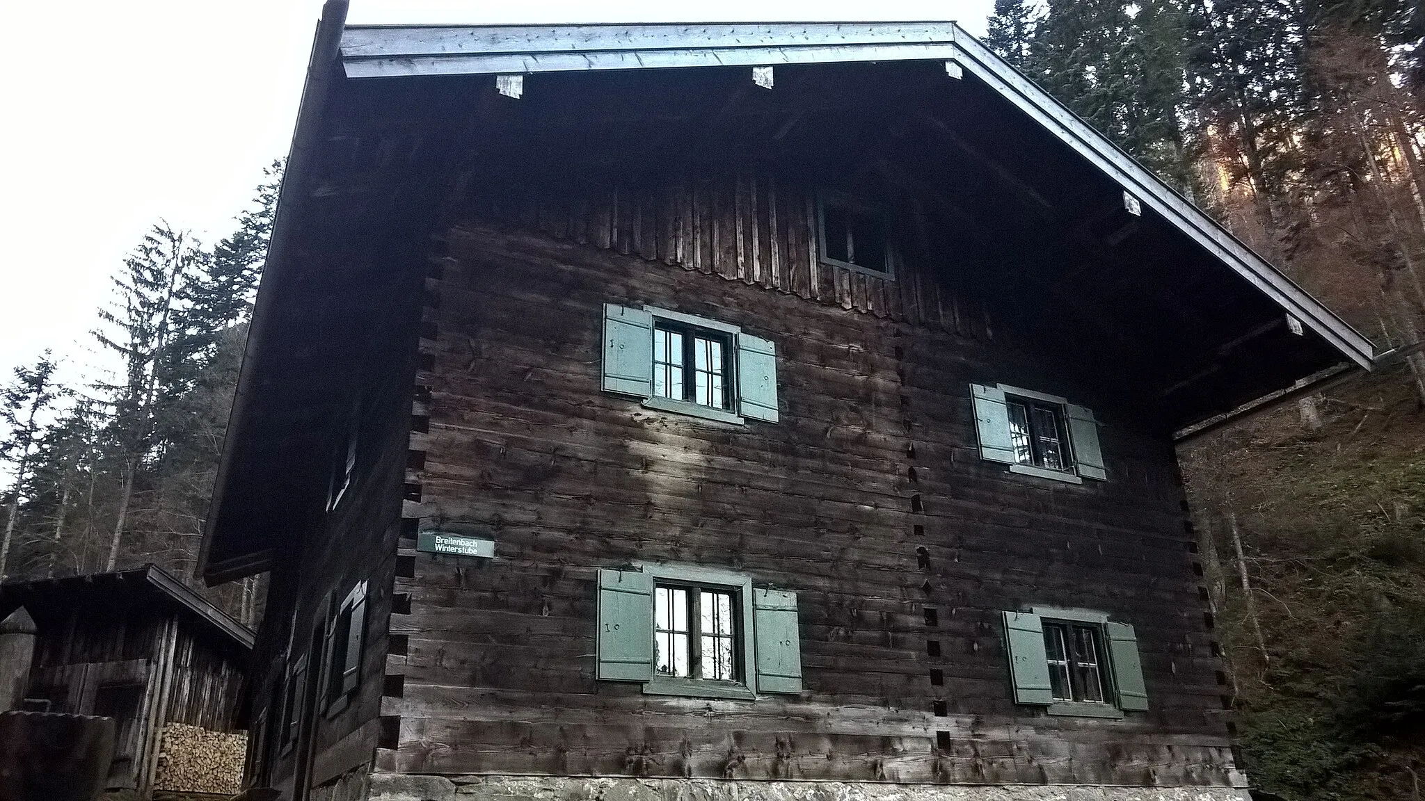 Photo showing: Forstdiensthütte am Breitenbach in Bad Wiessee, zweigeschossiger Flachsatteldachbau in Blockbauweise mit Außentreppe, 1912