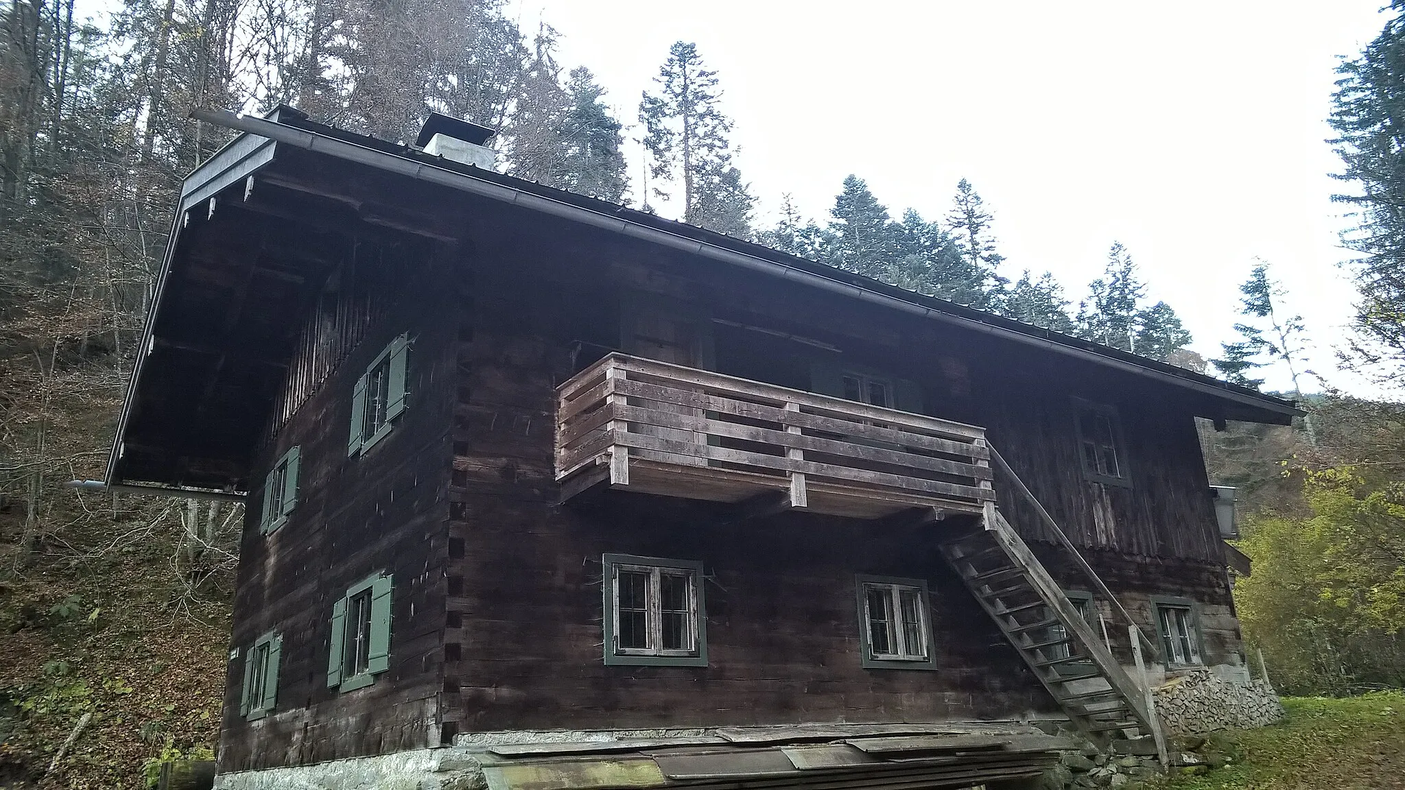 Photo showing: Forstdiensthütte am Breitenbach in Bad Wiessee, zweigeschossiger Flachsatteldachbau in Blockbauweise mit Außentreppe, 1912