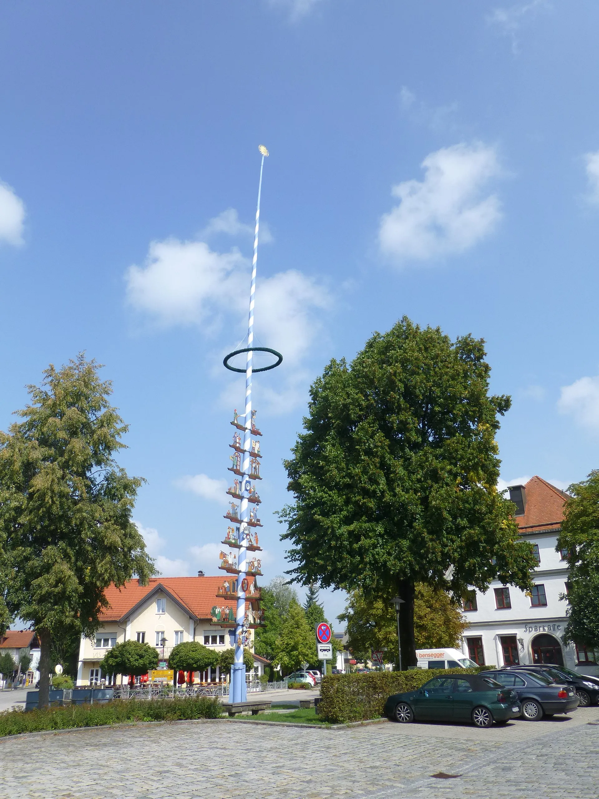 Photo showing: Maypole in Rott am Inn, near Rosenheim, Upper Bavaria.