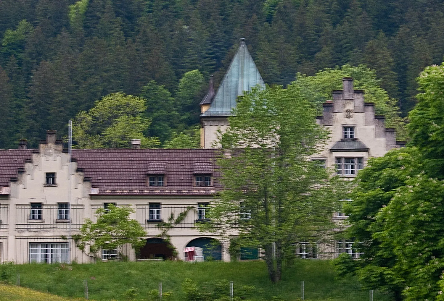 Photo showing: .

Baudenkmal in Eschenlohe, Schloss Wengwies, stattlicher putzgegliederter Gruppenbau in historisierenden Formen mit Erkern, Staffelgiebeln und Turm, von Albert Jack und Max Wanner, bez. 1902.