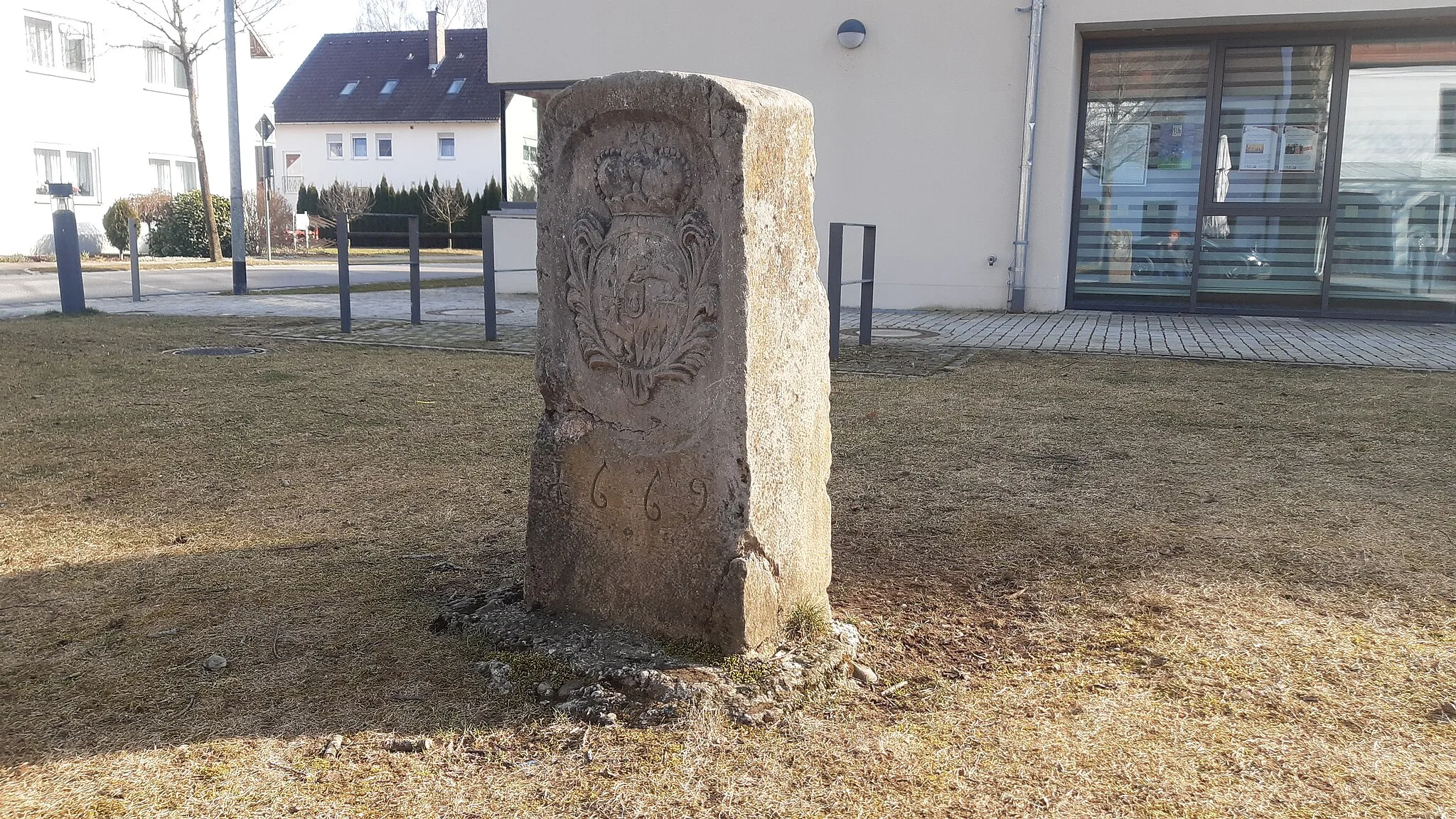 Photo showing: Grenzstein, leicht gerundete Platte aus Rotmarmor mit zwei Wappenreliefs, bez. CB (Churbayern) AB (Bistum Augsburg) 1669