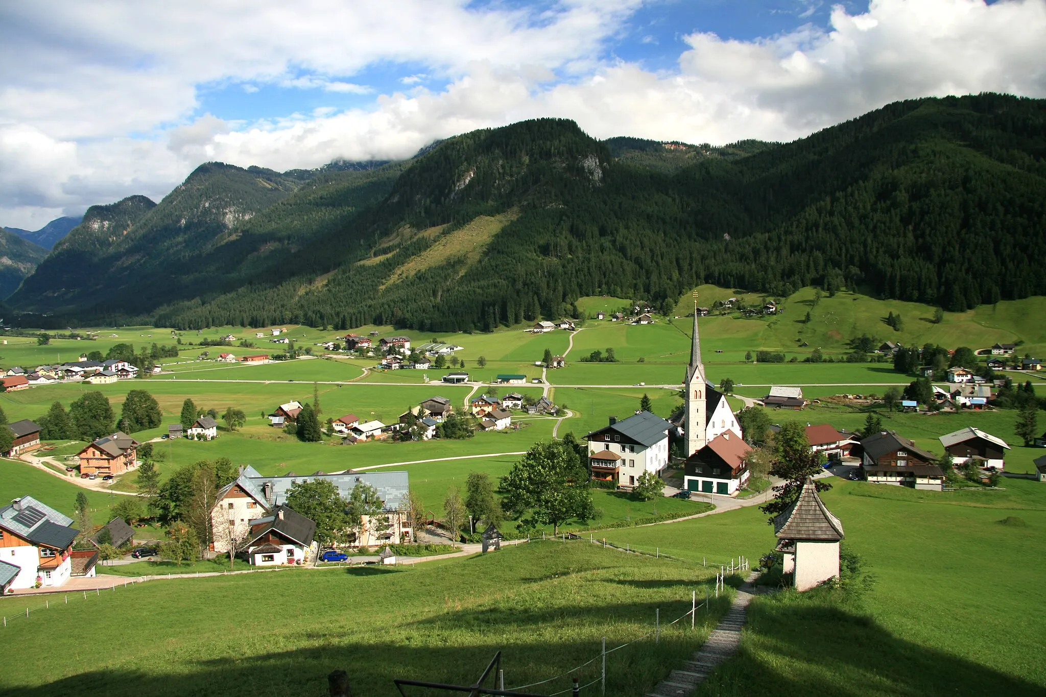 Photo showing: View on middle part of village Gosau with Catholic church, Upper Austria