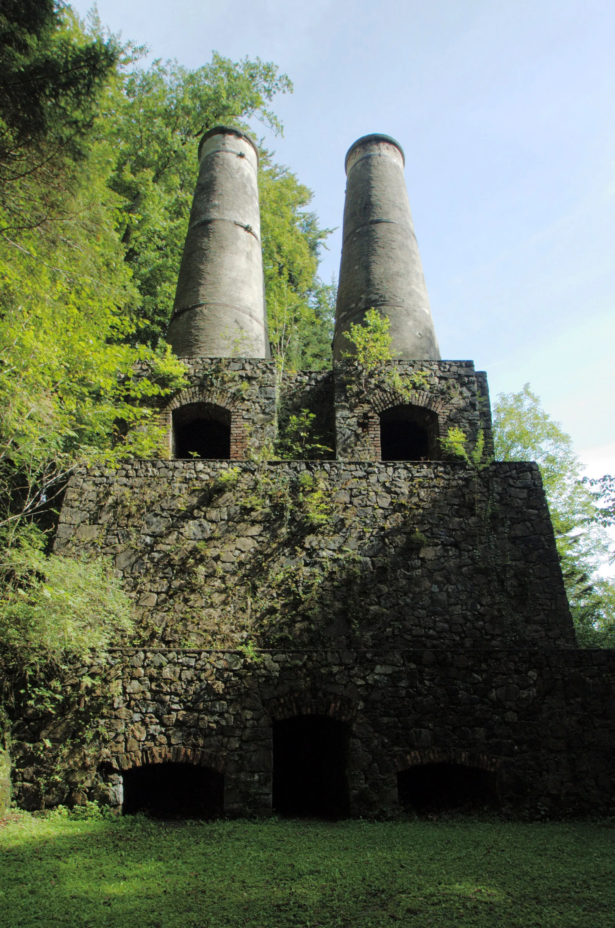 Photo showing: Historic concrete plant in Litzldorf (Bad Feilnbach)/Germany. Built in 1894, burned down in 1898, partly restored in 1992/93