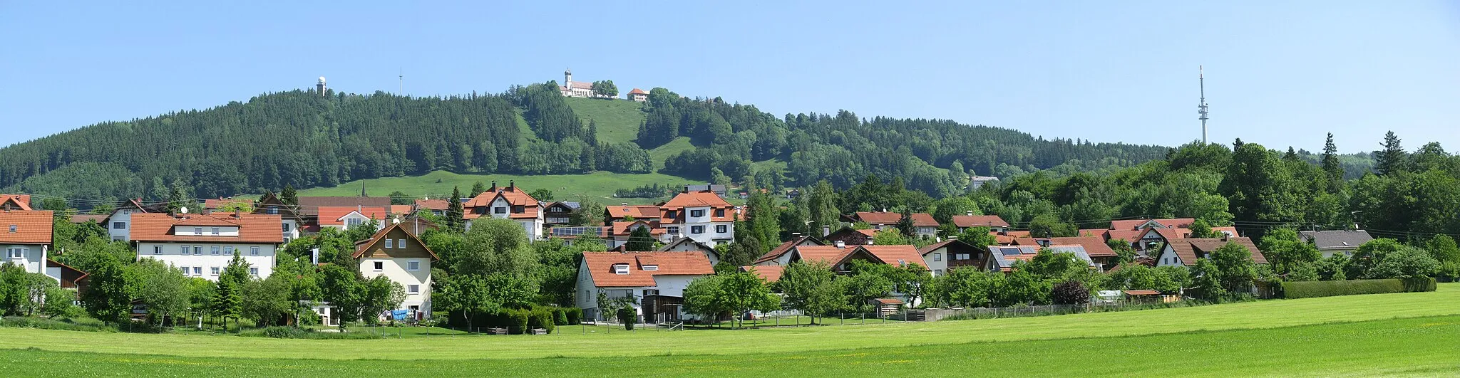 Photo showing: Hohenpeissenberg and Hoher Peissenberg. View from the railway tracks.