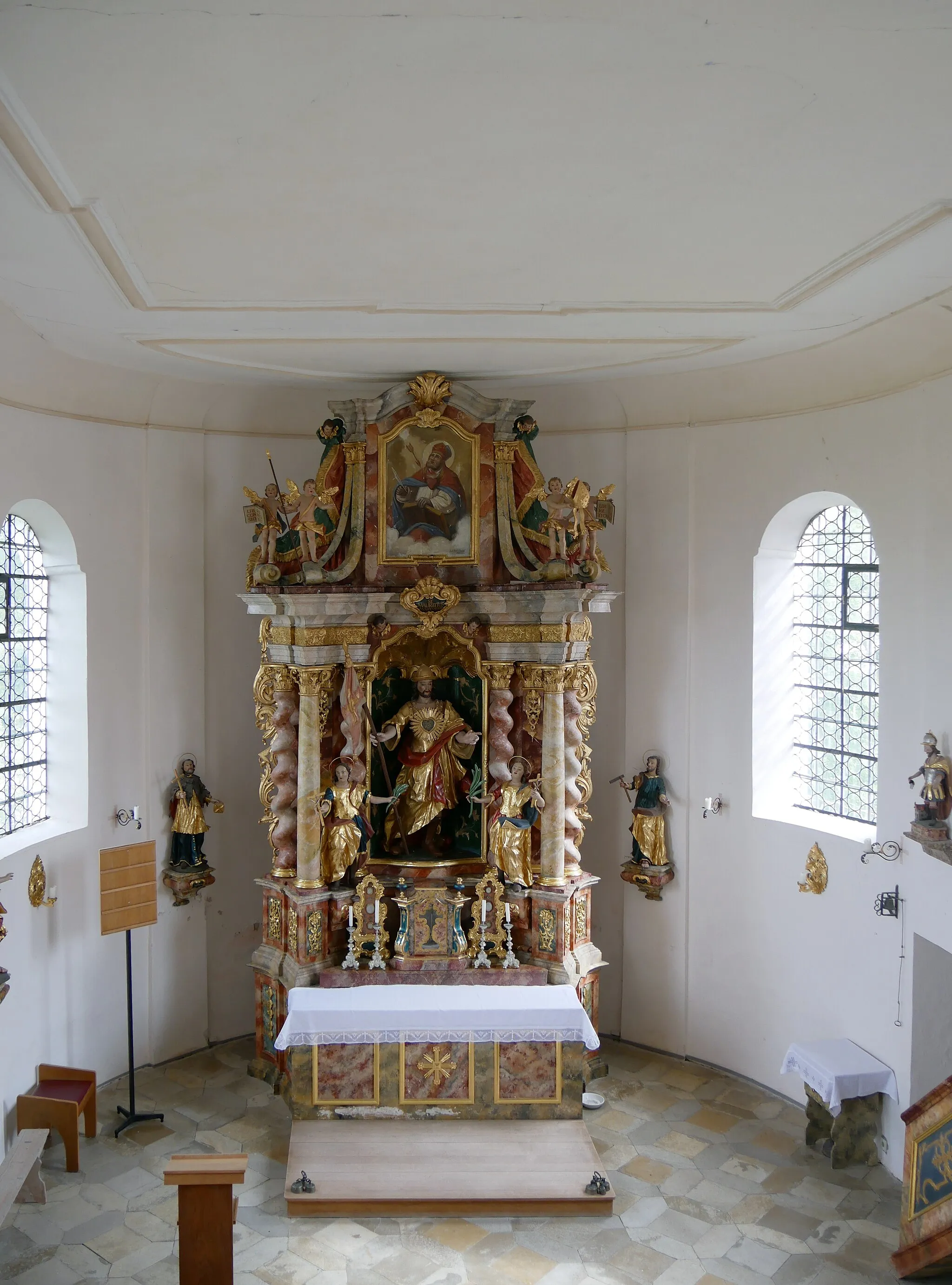 Photo showing: Ottmarshart: Katholische Filialkirche St. Mauritius, Innenansicht: Blick zum Altar von der Empore