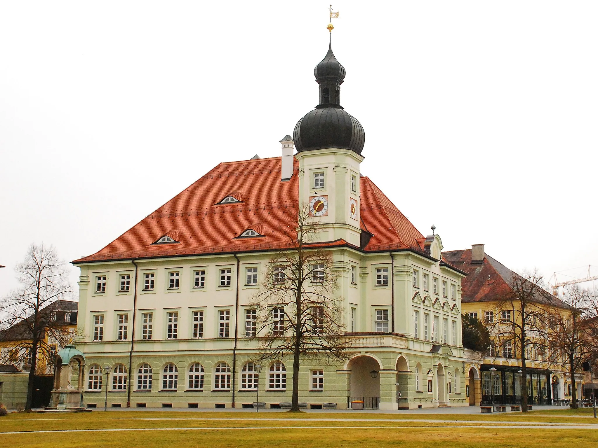 Photo showing: Rathaus Kapellplatz 2a in Altötting, Landkreis Altötting, Regierungsbezirk Oberbayern, Bayern. Als Baudenkmal unter Aktennummer D-1-71-111-17 in der Bayerischen Denkmalliste aufgeführt. Laut Denkmalliste errichtet 1908 durch Rudolf Esterer.