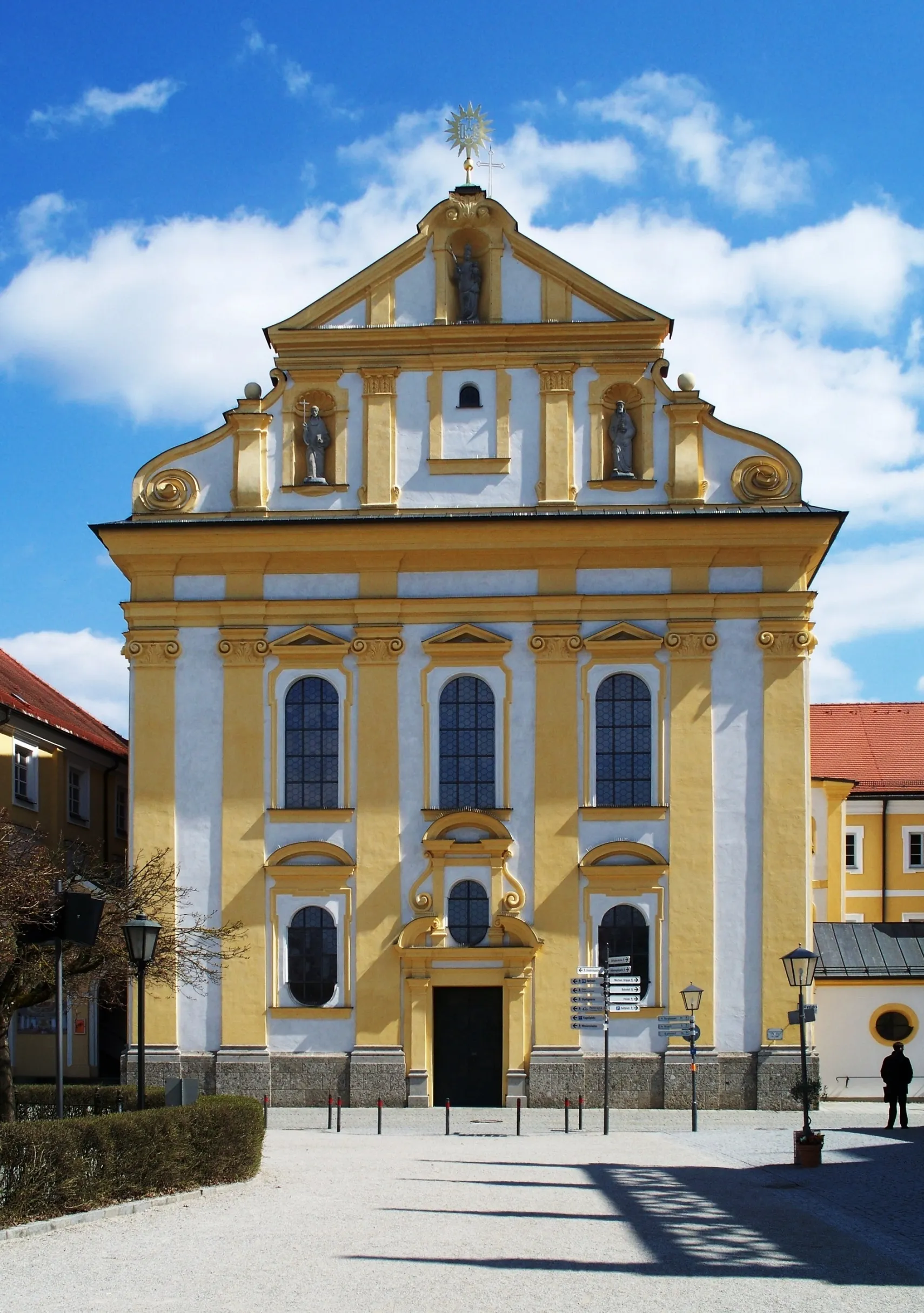 Photo showing: The Capuchin Baroque church of St. Magdalena in Altötting in April 2010.