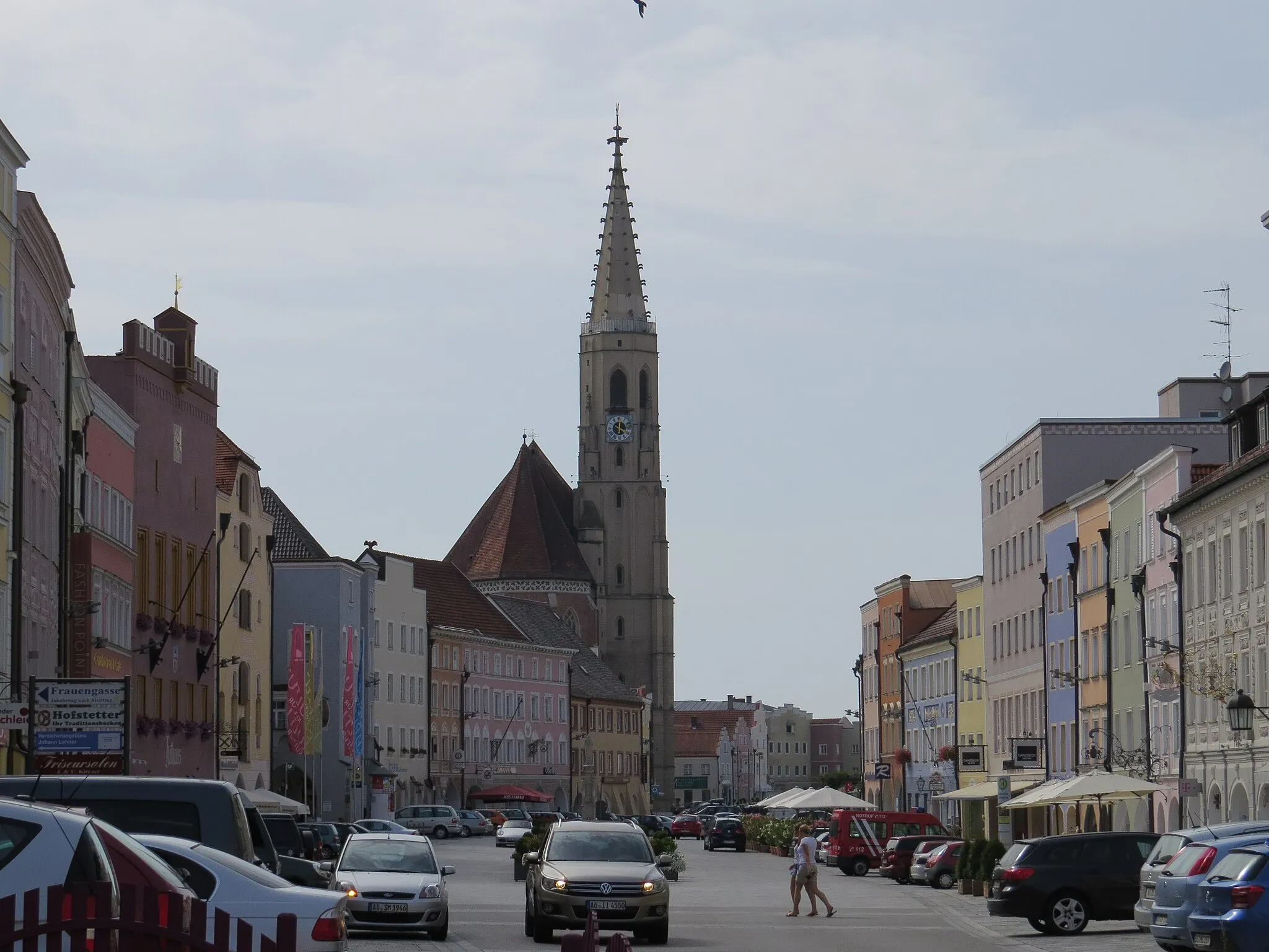 Photo showing: Ludwigstraße mit Stadtpfarrkirche in Neuötting