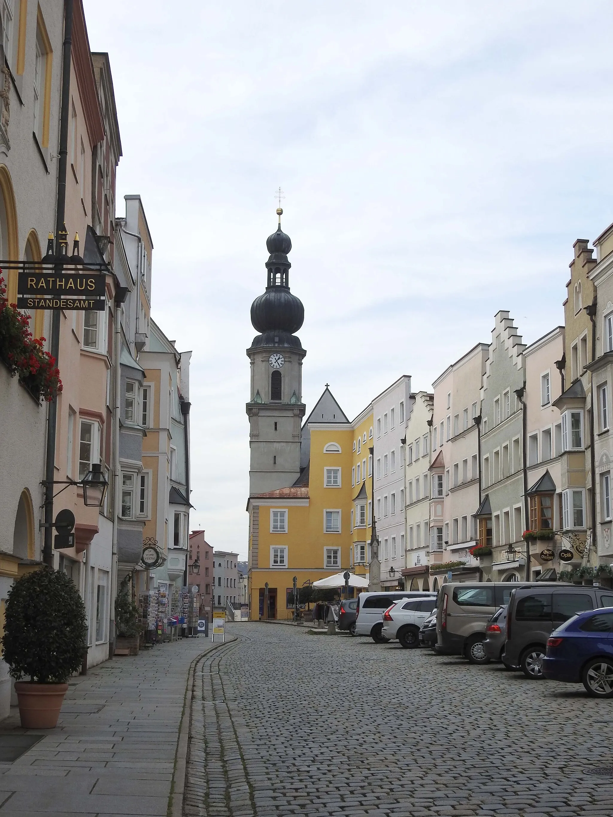 Photo showing: Hauptstraße mit  Stadtpfarrkirche St. Andreas in Trostberg