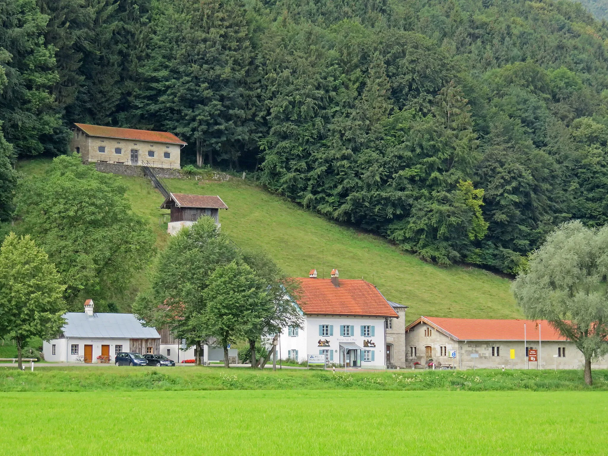 Photo showing: Gebäudeensemble der Solepumpstation Klaushäusl bei Rottau/Grassau, beherbergt heute das Museum Salz & Moor. Ausstellung zur Technikgeschichte der Soleleitung von Reichenhall nach Rosenheim, die als eine der ersten Pipelines der Welt gilt, sowie zum Leben im angrenzenden Hochmoor.