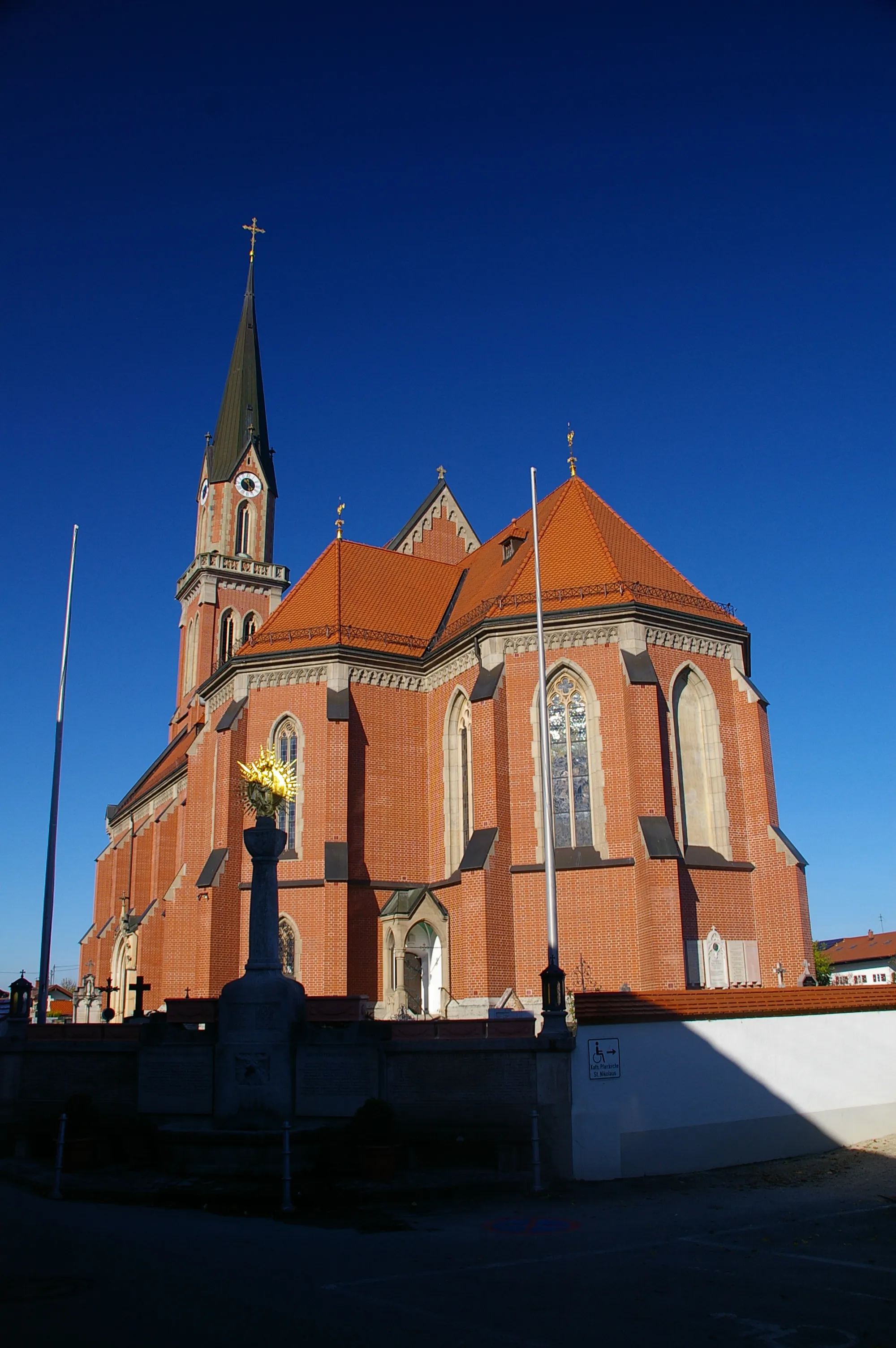 Photo showing: The church of St Nikolaus in Übersee from the outside.
