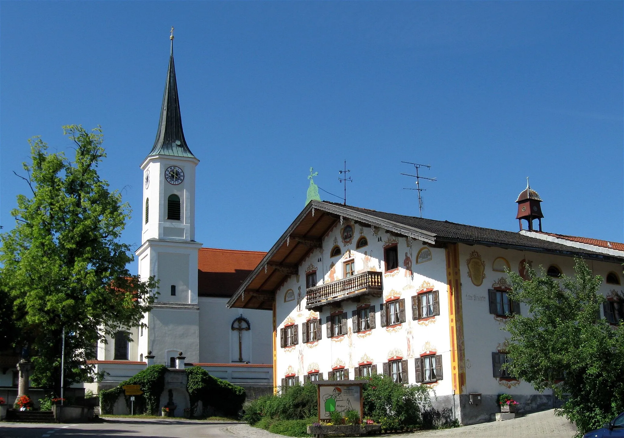 Photo showing: Endlhausen; Wolfratshauser Straße 1; Kath. Pfarrkirche St. Valentin; Wolfratshauser Straße 2; stattliches Bauernhaus